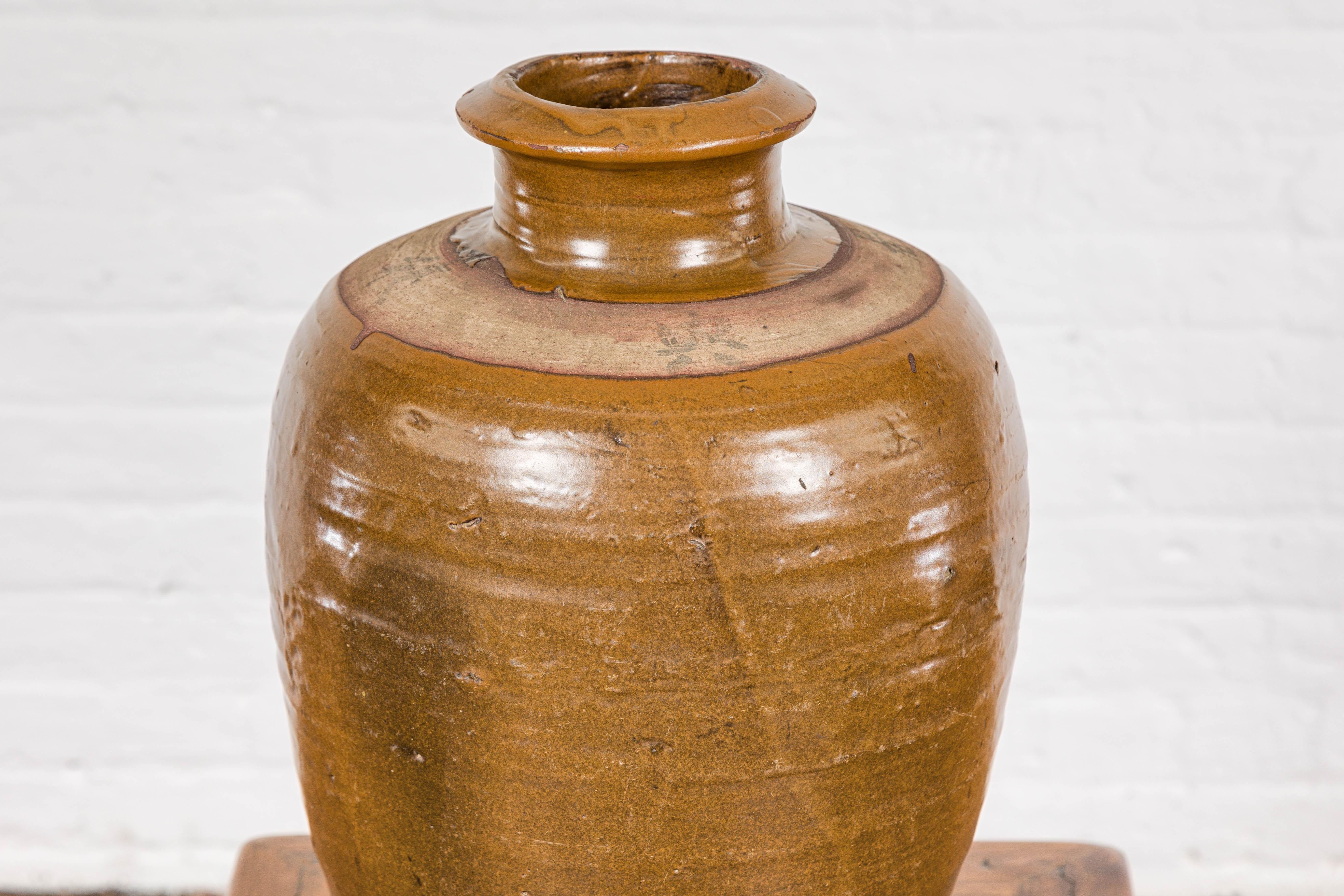Stoviglie giapponesi Tamba Tachikui  Vaso con smalto marrone e calligrafia discreta In condizioni buone in vendita a Yonkers, NY