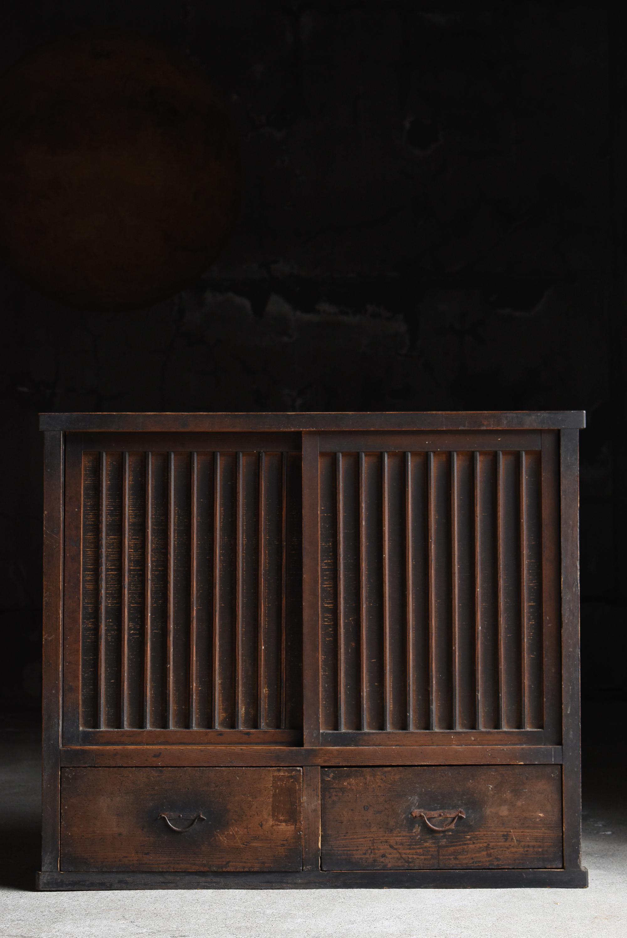 This is a medium sized Tansu made in Japan.
Made in the Meiji period (1860s-1900s), it is a gem of history and aesthetics.

The material used is cedar wood. The drawer handles are made of iron, and their timeworn taste enhances the charm. The