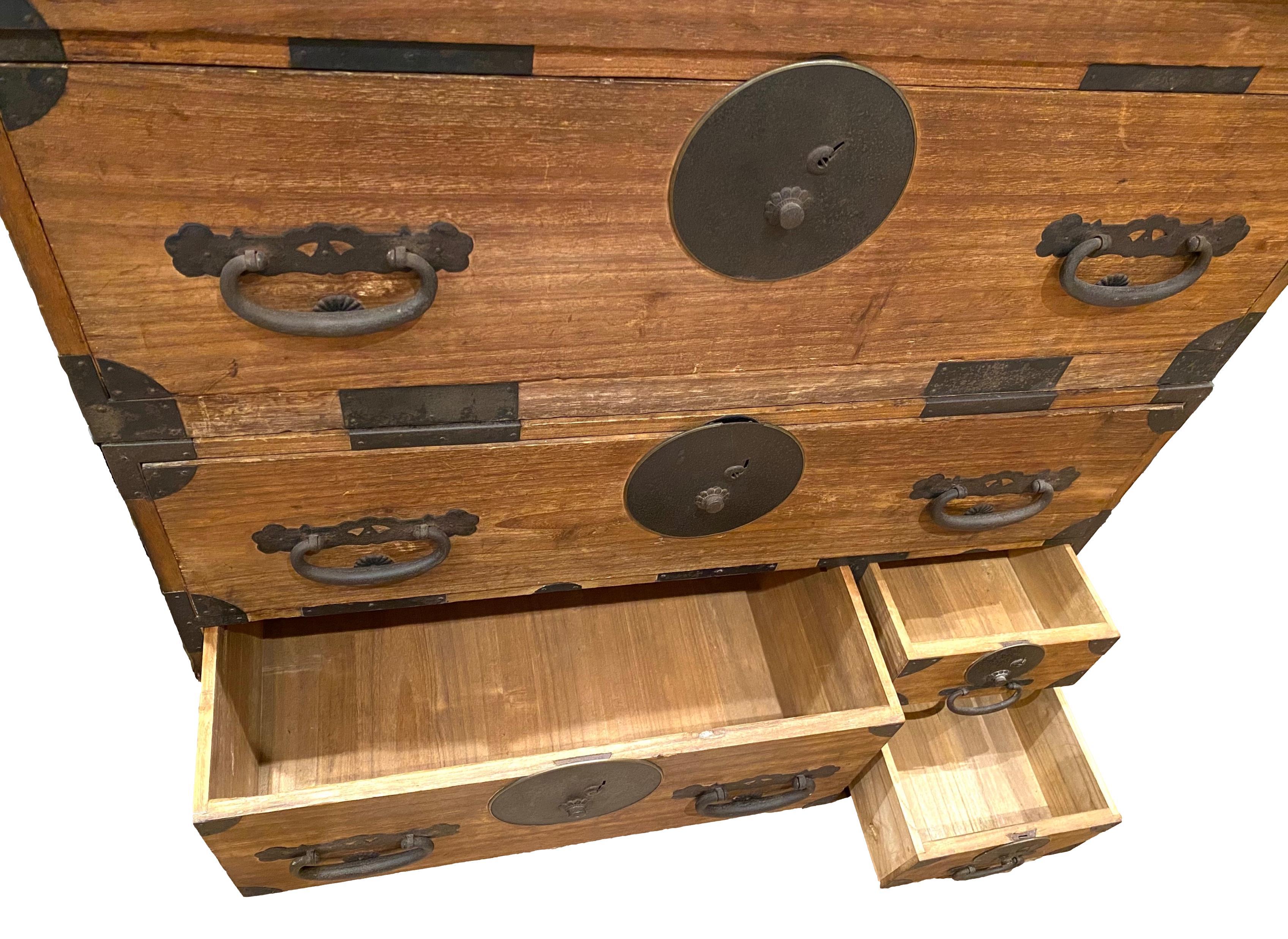 Japanese Tansu Chest in 2 parts In Good Condition For Sale In East Hampton, NY