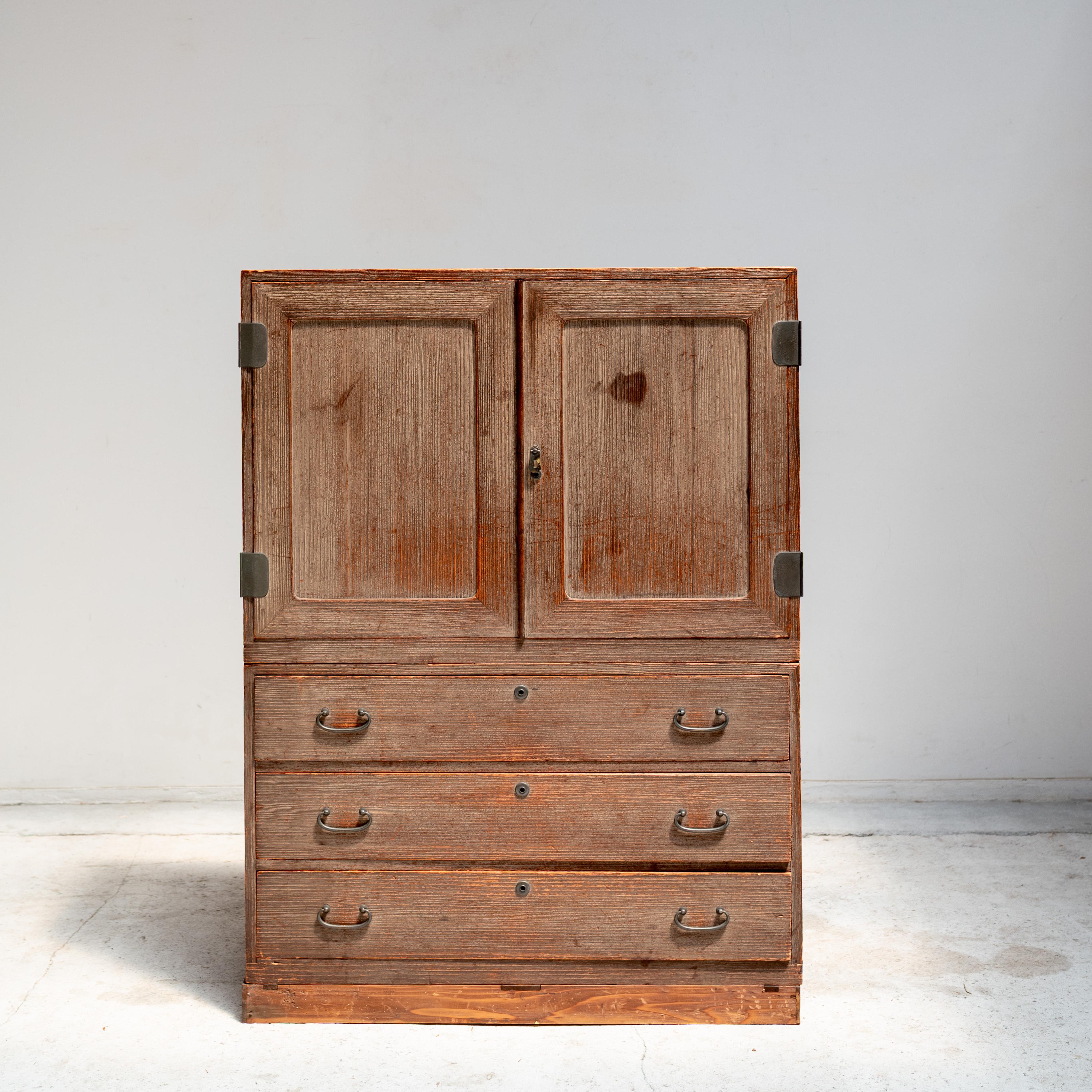 Japanese Tansu Chest, Japan, Early 20th Century In Good Condition For Sale In Tokyo, Tokyo