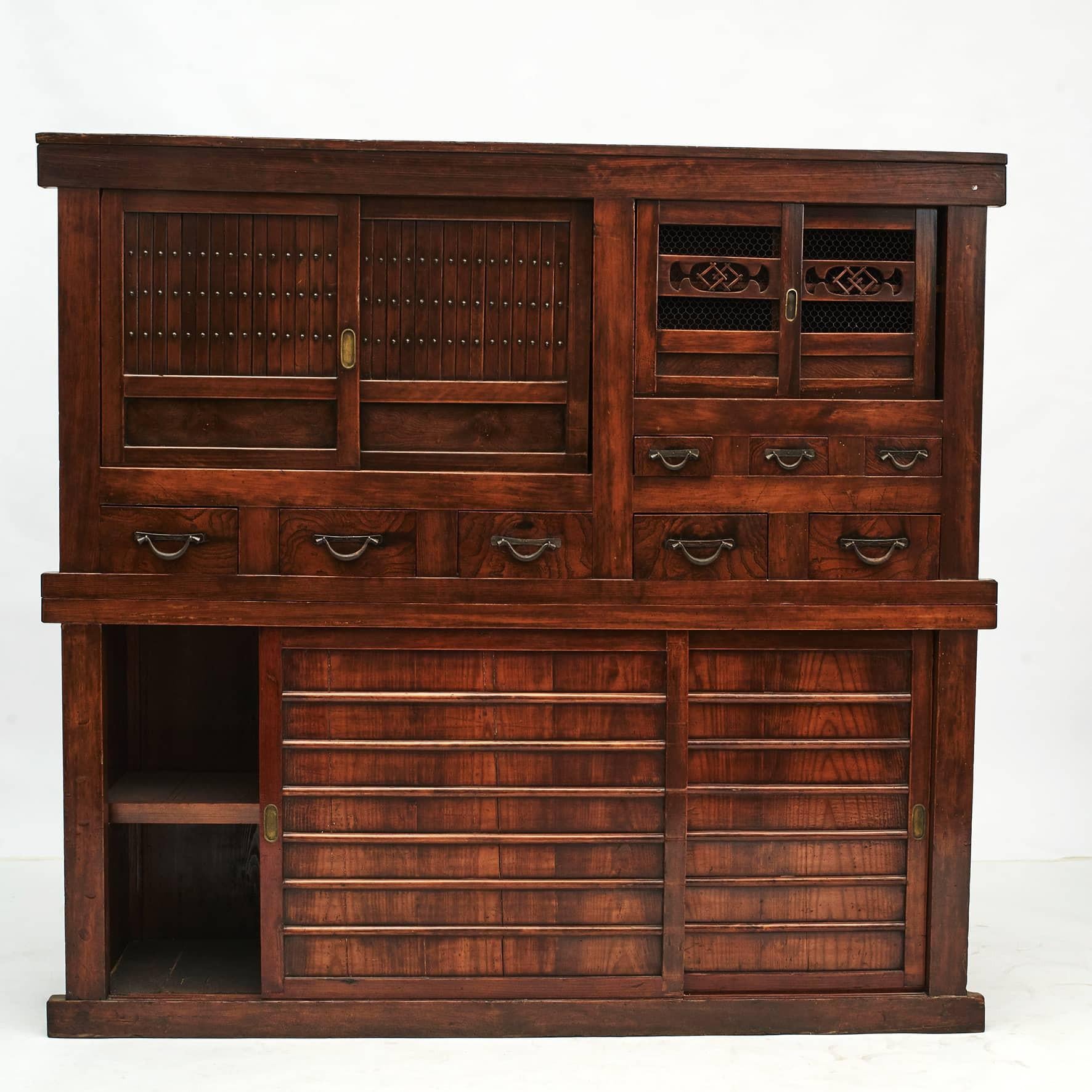 Japanischer japanischer Tansu-Schrank mit Schiebetüren, Meiji-Periode (19. Jahrhundert) im Angebot