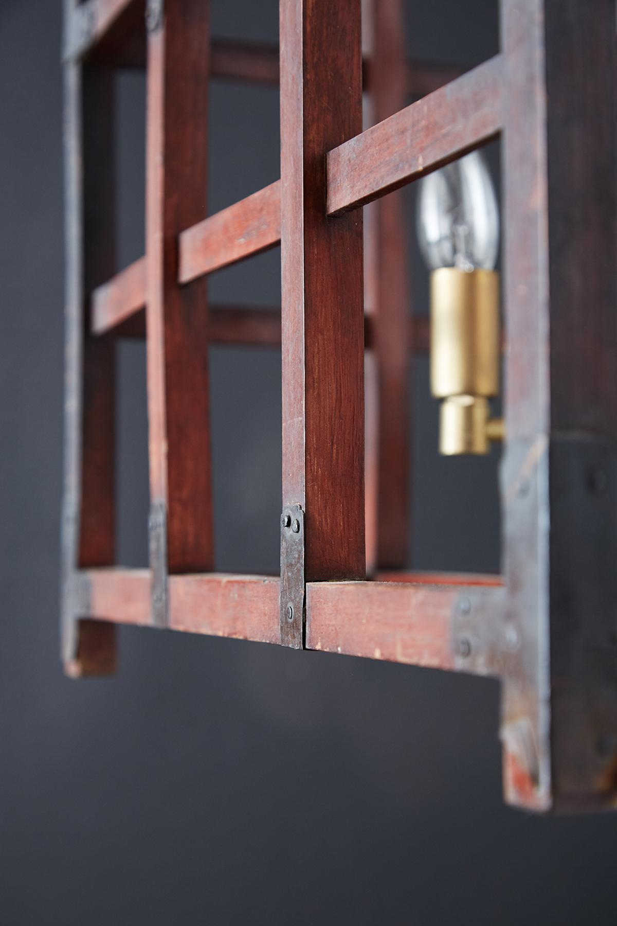 Japanische japanische Kronleuchter im Tansu-Stil aus Holz mit Crate Cage-Kragen (Messing) im Angebot