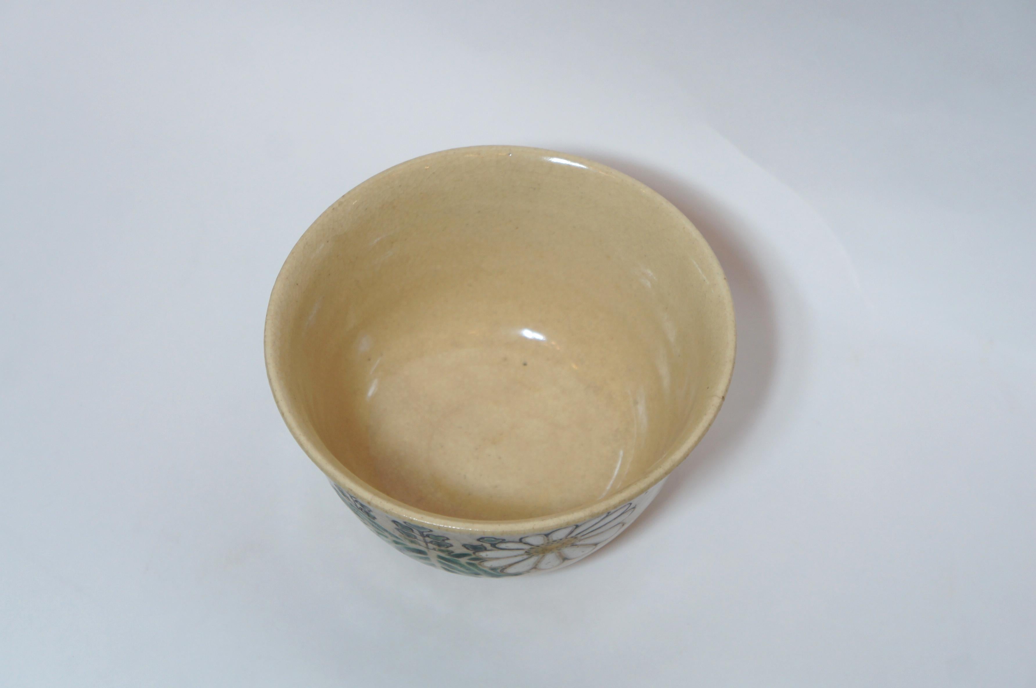 Japanese Tea Bowl with Chrysanthemum and Paulownia, by Kosai Eiyo, 1950s For Sale 2