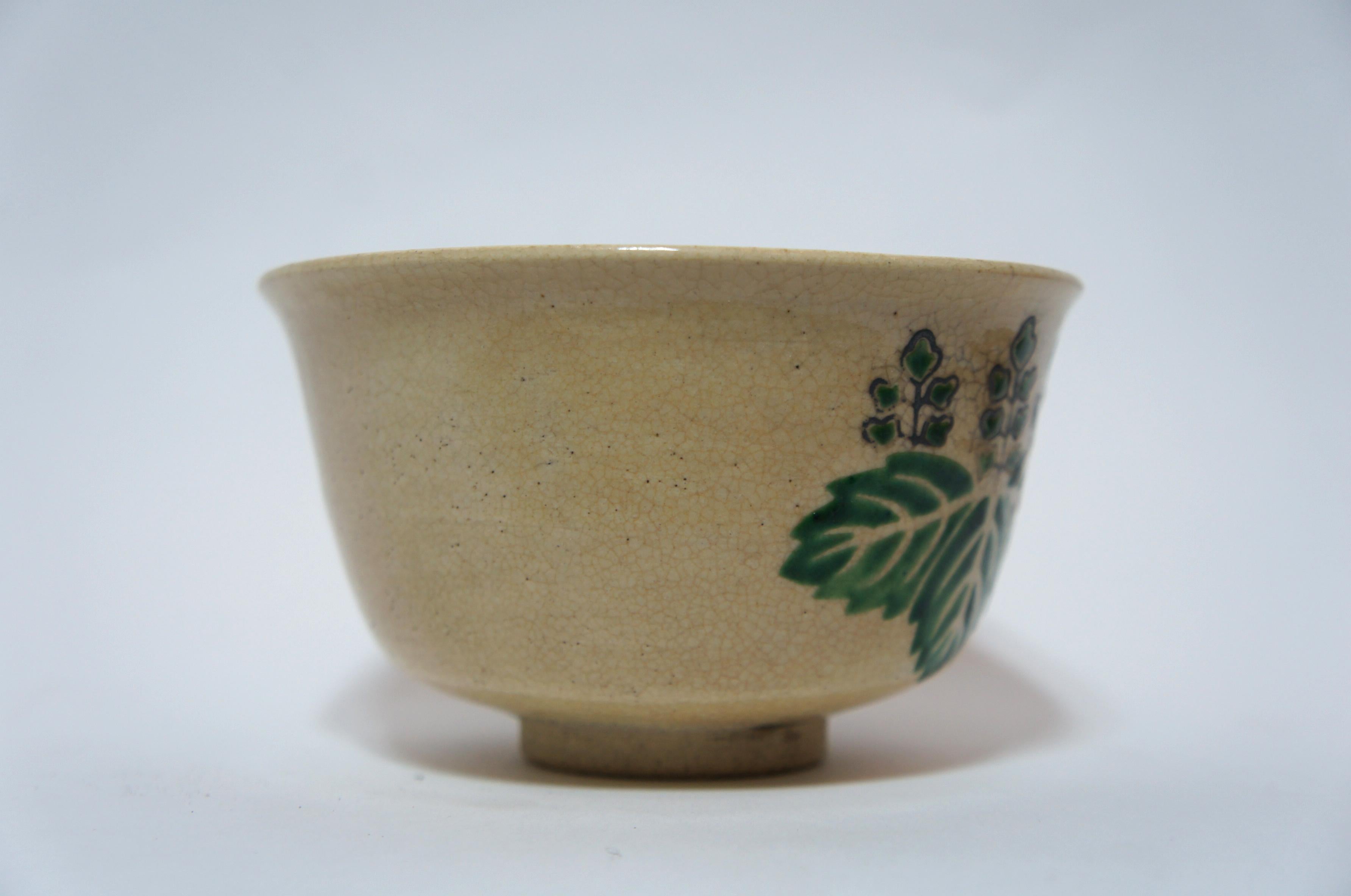 Japanese Tea Bowl with Chrysanthemum and Paulownia, by Kosai Eiyo, 1950s In Excellent Condition For Sale In Paris, FR