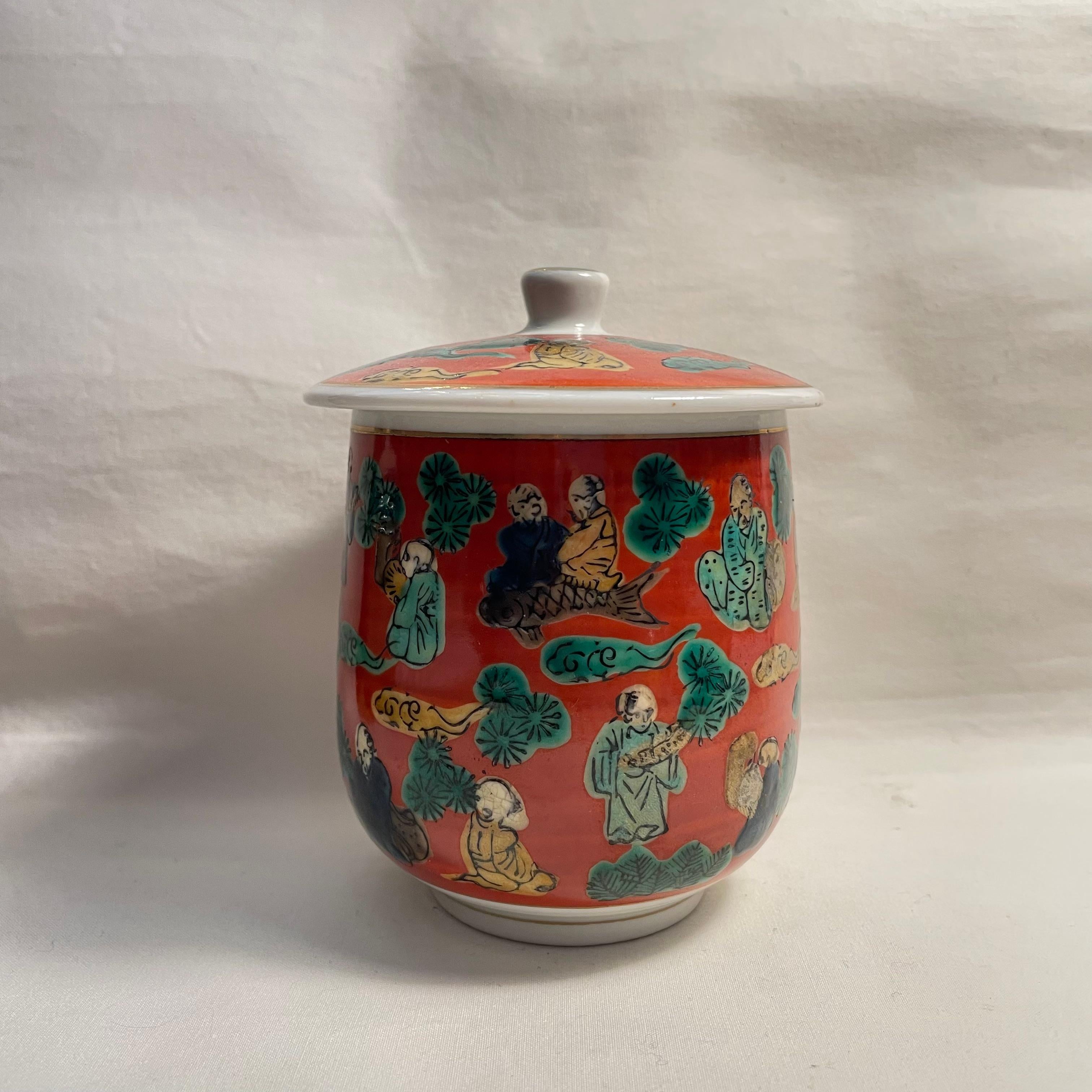 Questa tazza da tè è stata realizzata intorno agli anni '70 nell'era Showa.
È in buone condizioni.
È stato realizzato nella prefettura di Ishikawa, in Giappone.  
Questa tazza da tè è realizzata in porcellana. Questo tipo di design è chiamato stile