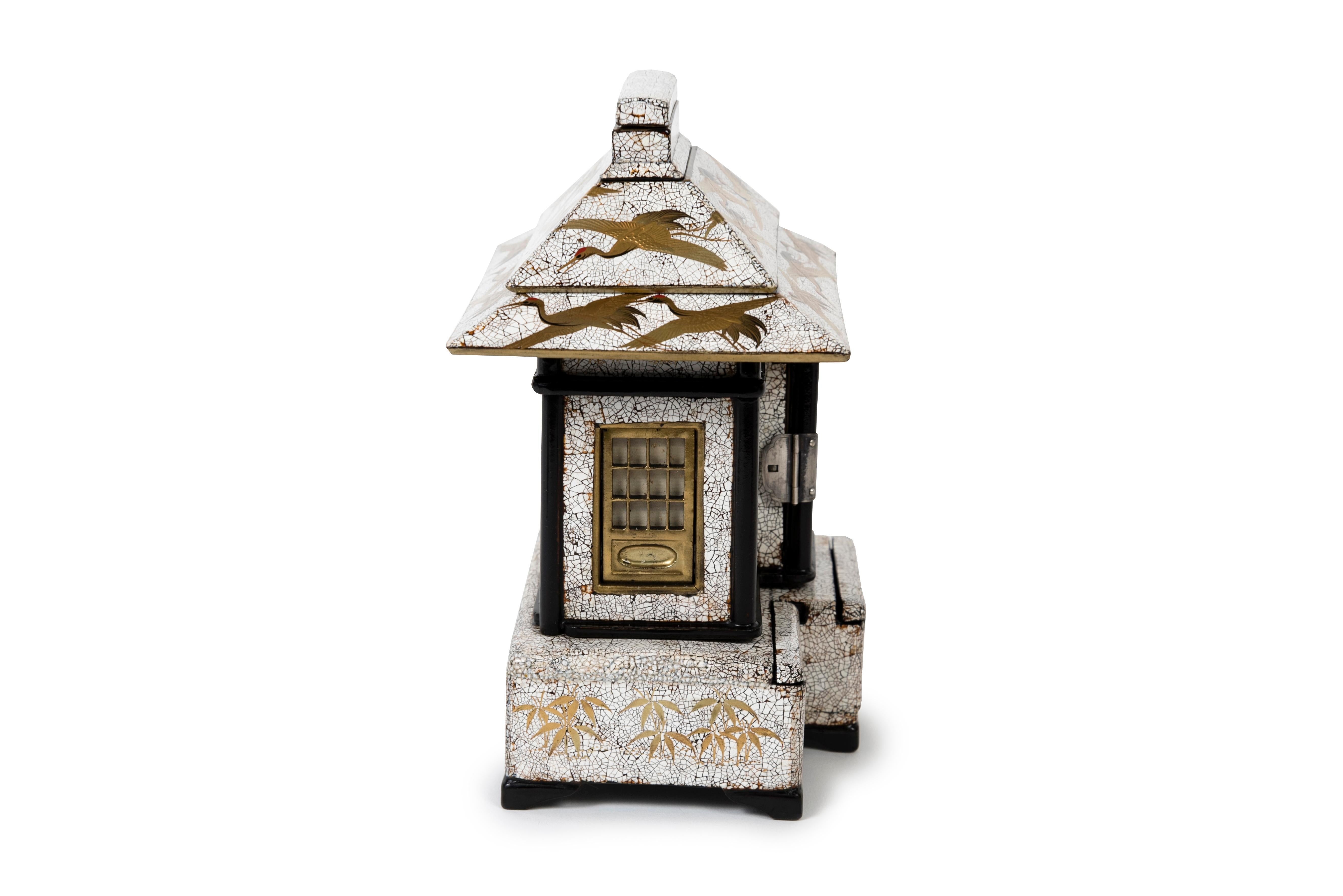Maison de thé japonaise en rankanku ou laque coquille d'œuf avec un décor de Crane d'or en vente 2