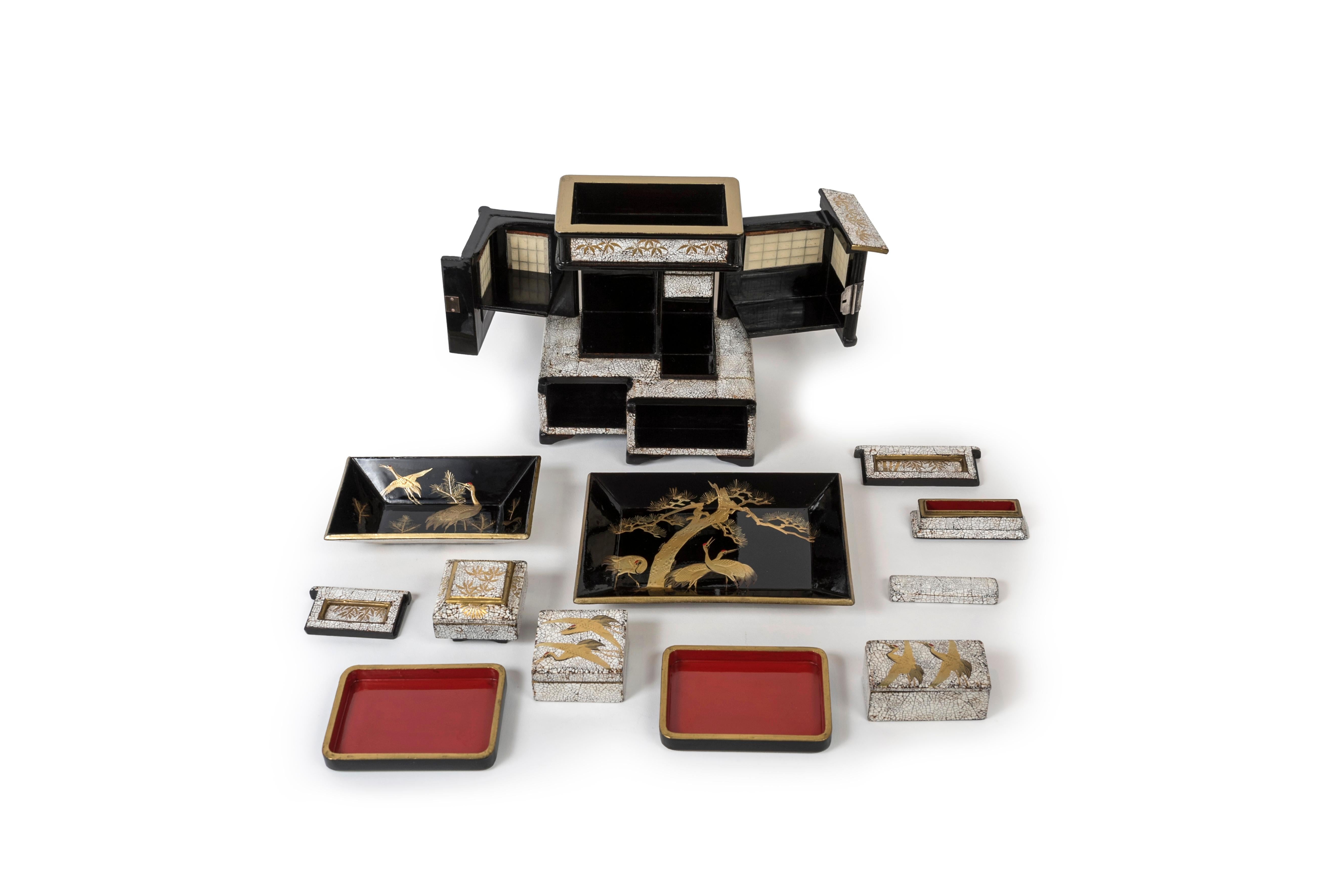 Maison de thé japonaise en rankanku ou laque coquille d'œuf avec un décor de Crane d'or en vente 3