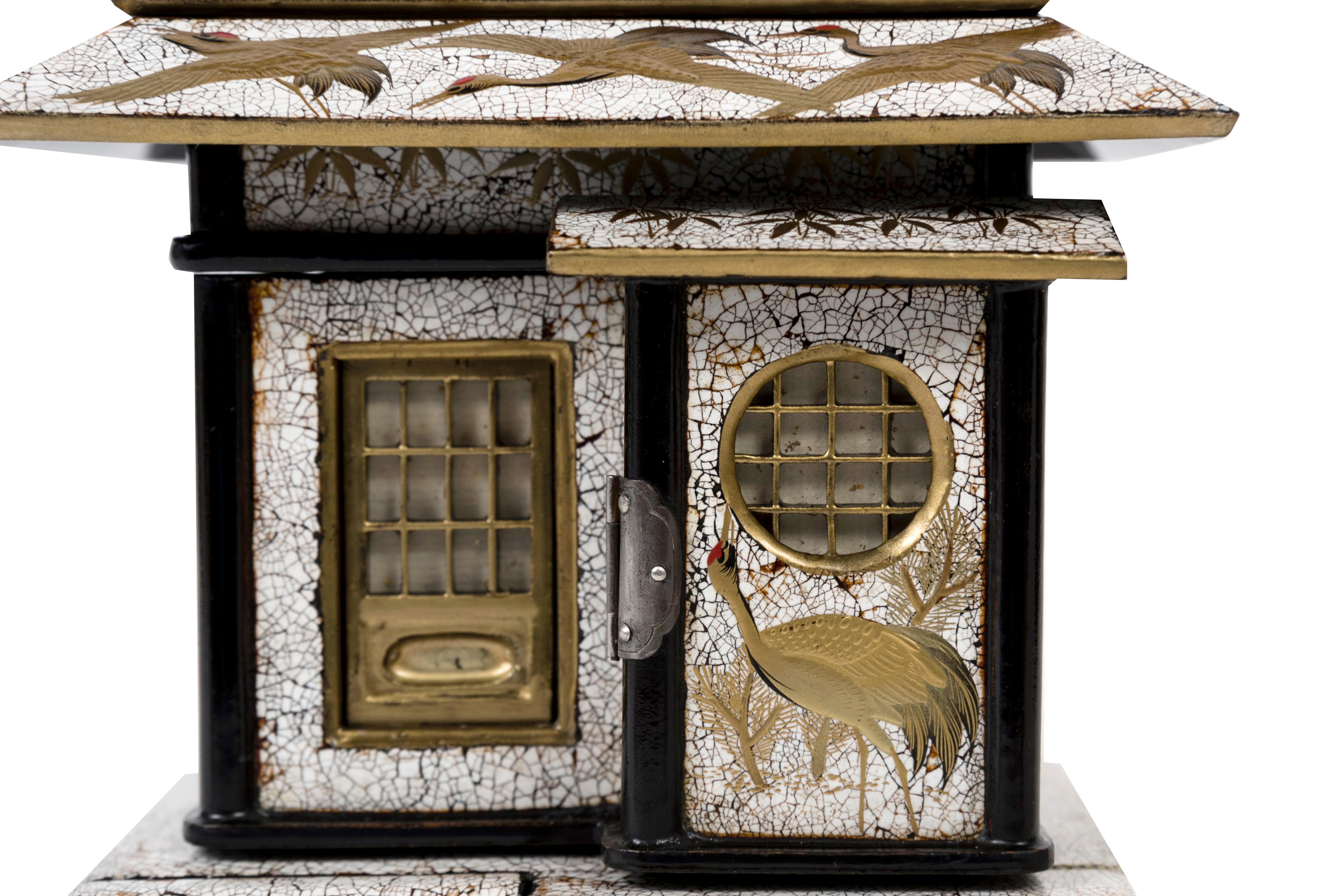Japonais Maison de thé japonaise en rankanku ou laque coquille d'œuf avec un décor de Crane d'or en vente
