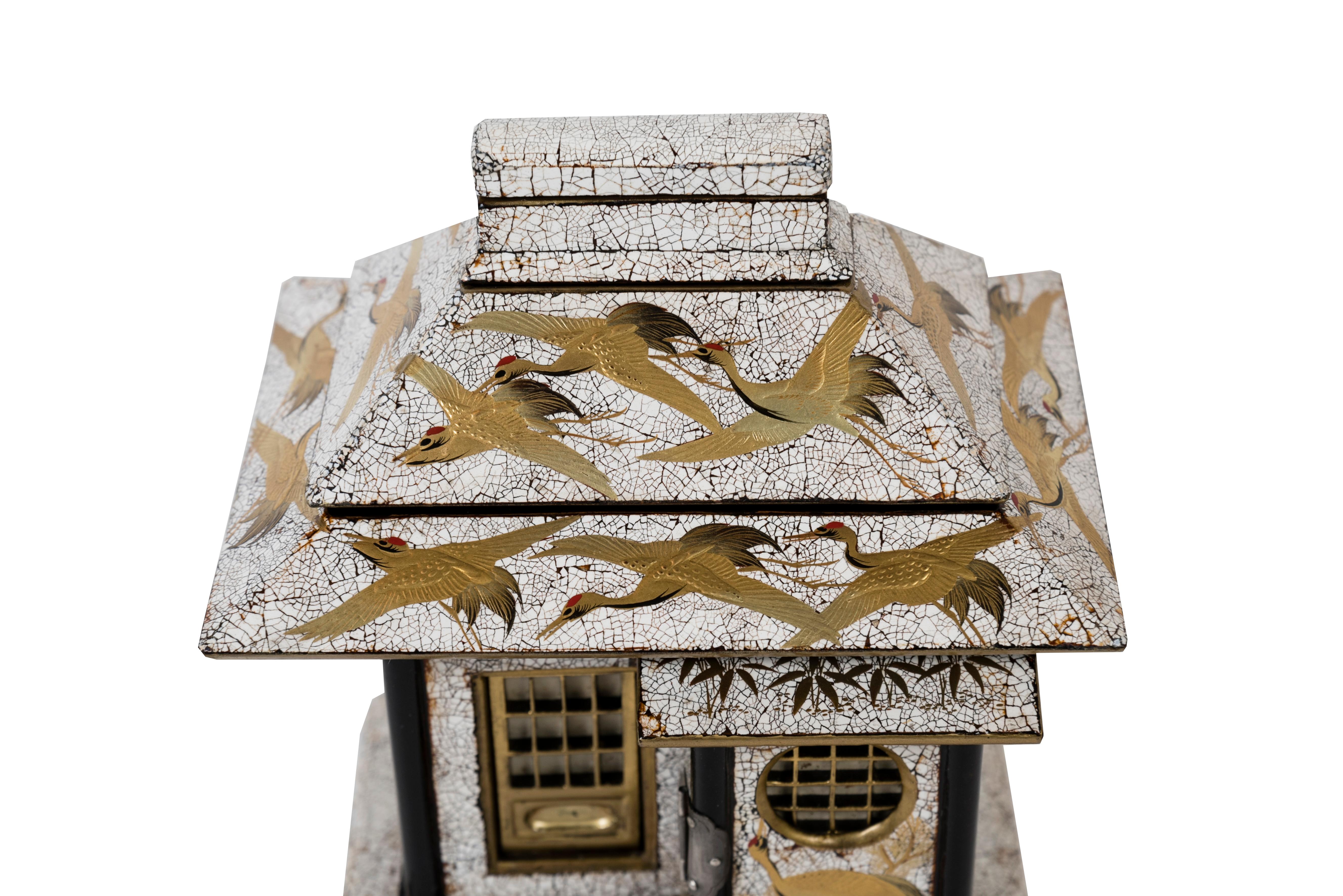 Laqué Maison de thé japonaise en rankanku ou laque coquille d'œuf avec un décor de Crane d'or en vente
