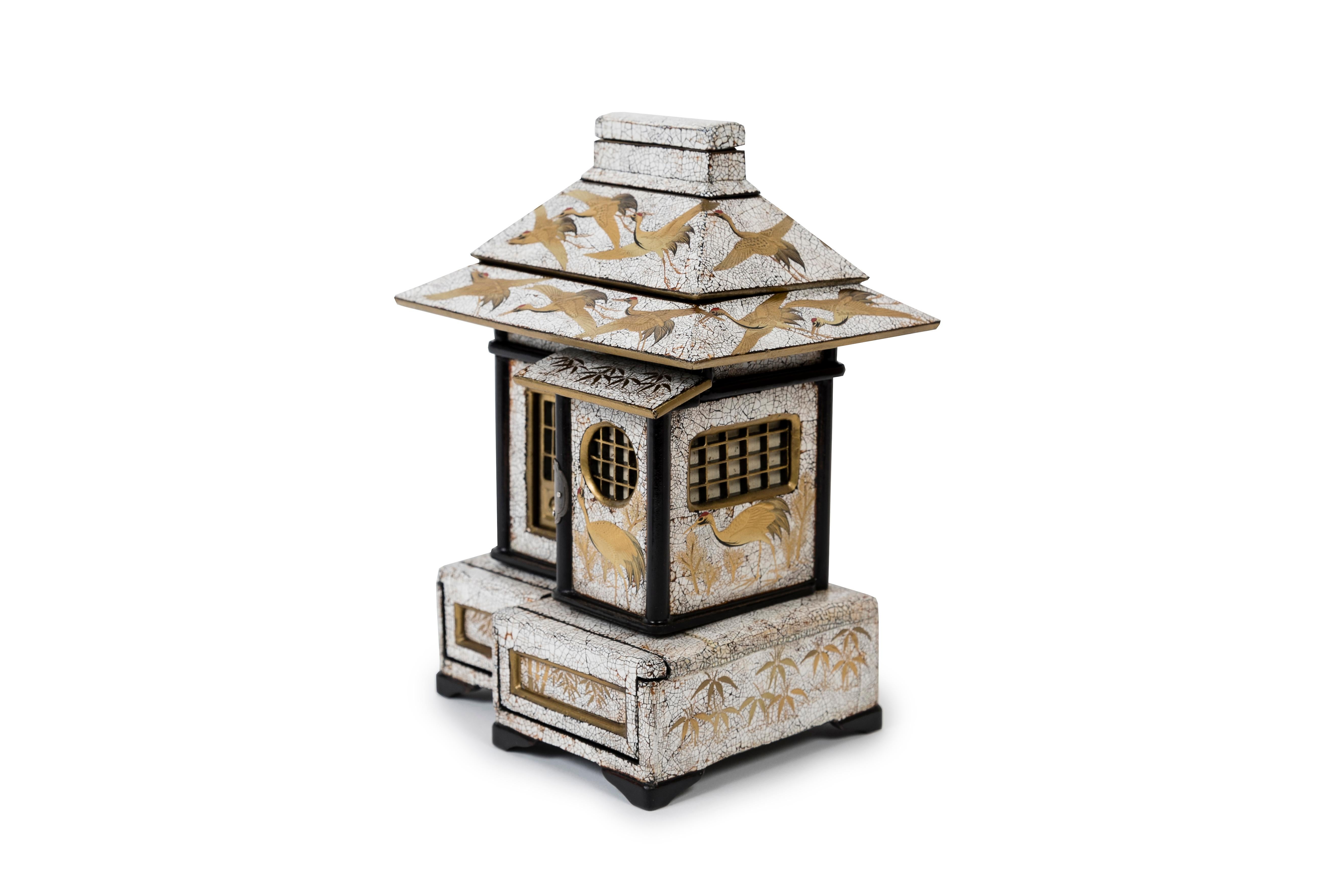 Maison de thé japonaise en rankanku ou laque coquille d'œuf avec un décor de Crane d'or Bon état - En vente à PARIS, FR