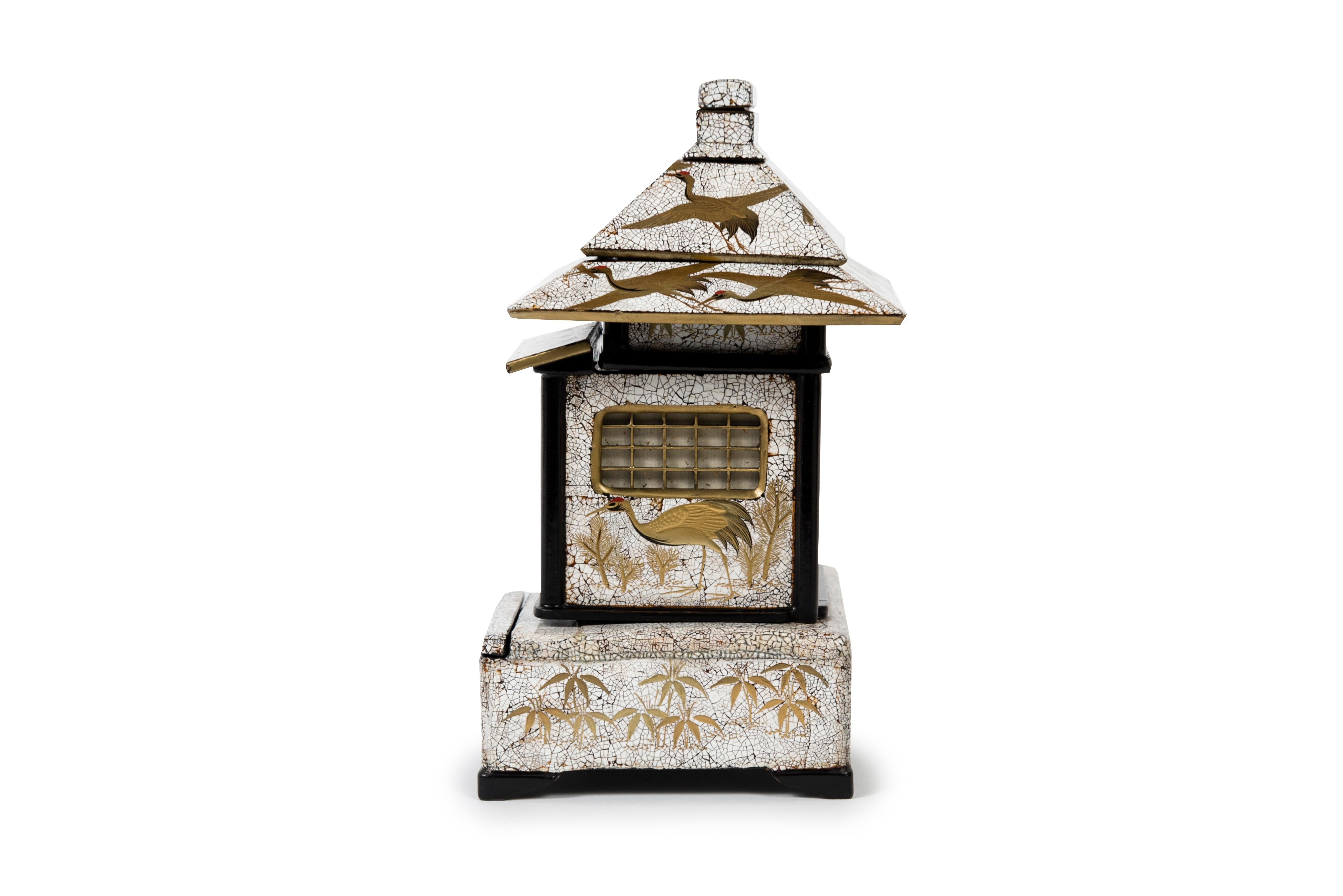 XIXe siècle Maison de thé japonaise en rankanku ou laque coquille d'œuf avec un décor de Crane d'or en vente