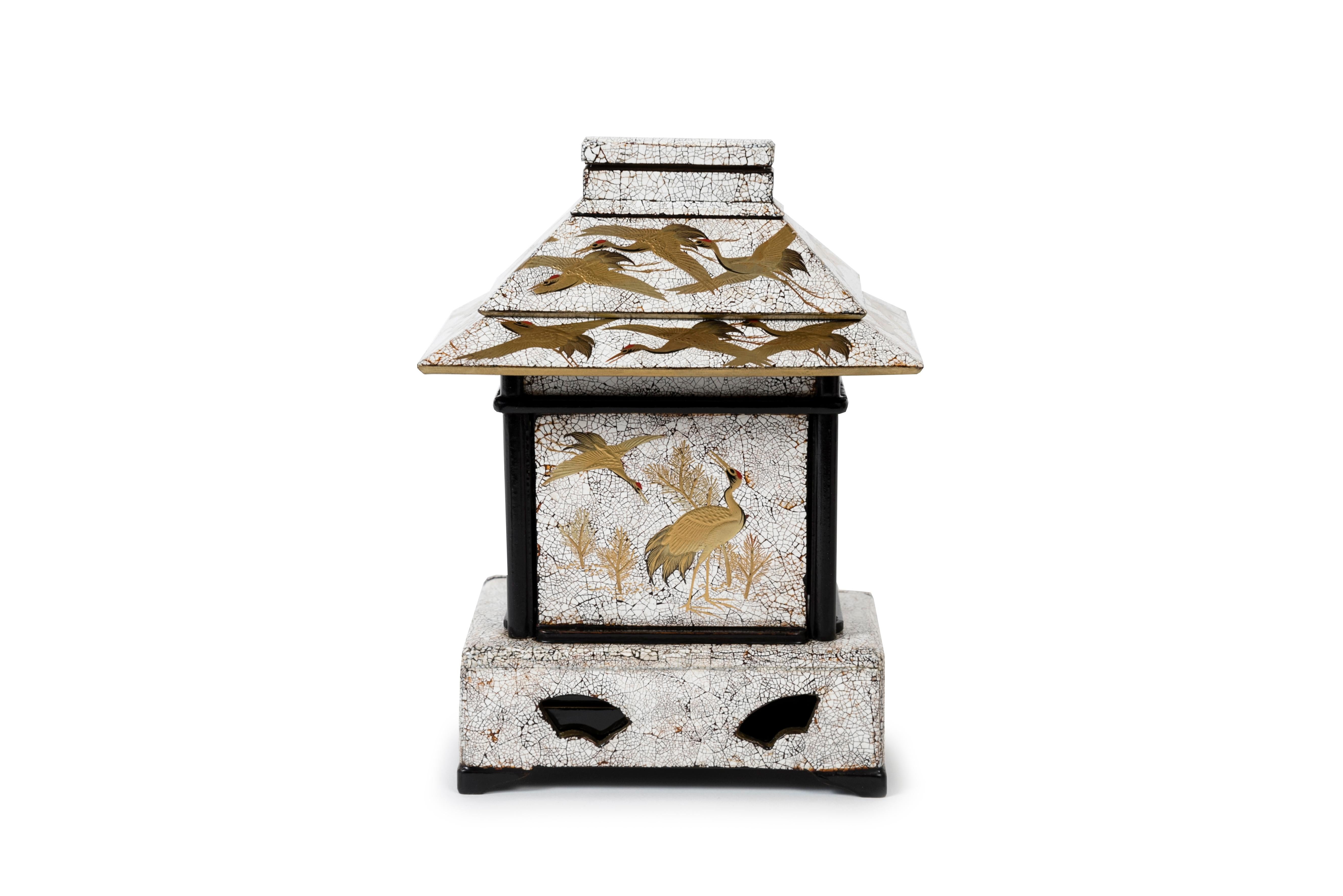 Or Maison de thé japonaise en rankanku ou laque coquille d'œuf avec un décor de Crane d'or en vente