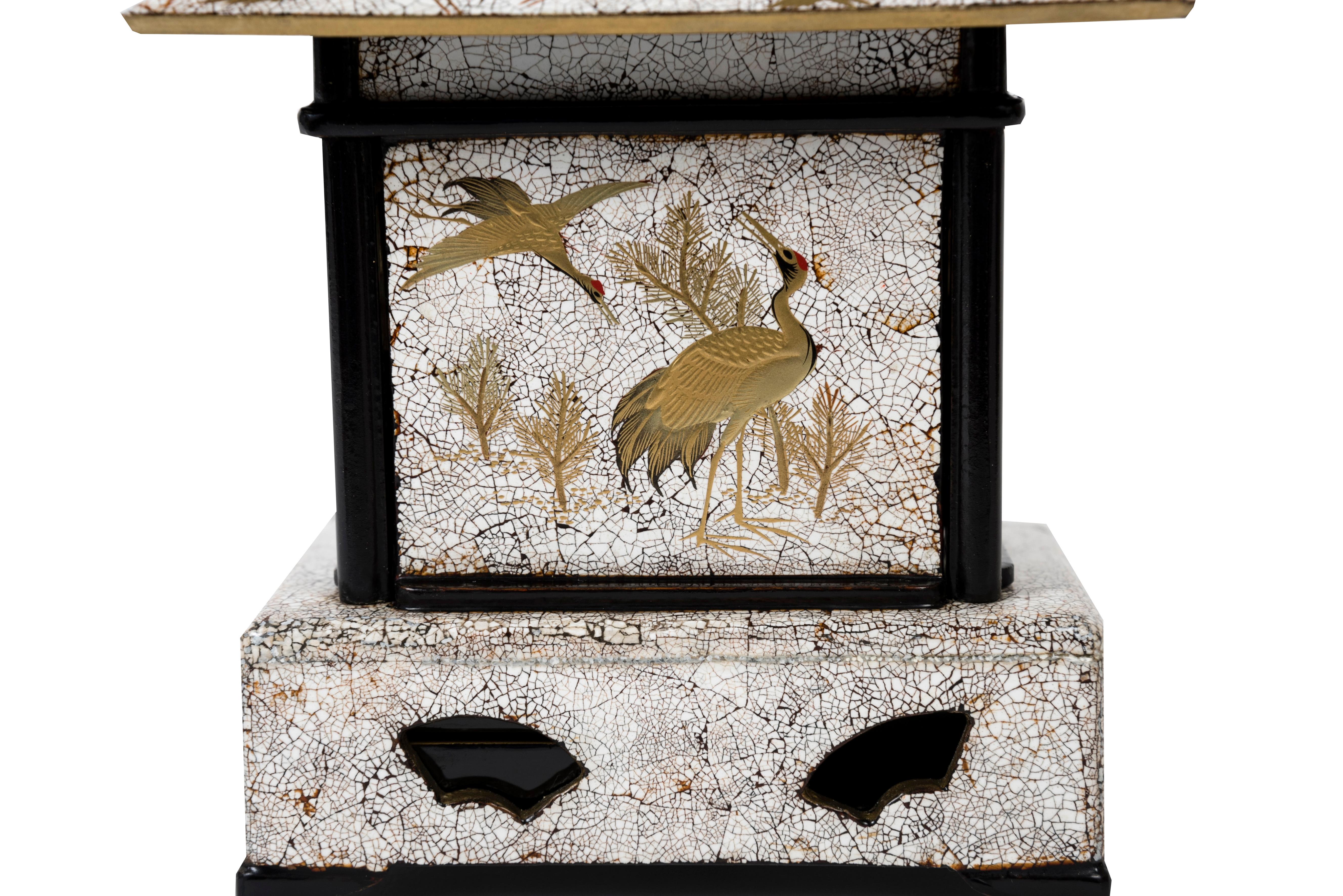 Maison de thé japonaise en rankanku ou laque coquille d'œuf avec un décor de Crane d'or en vente 1
