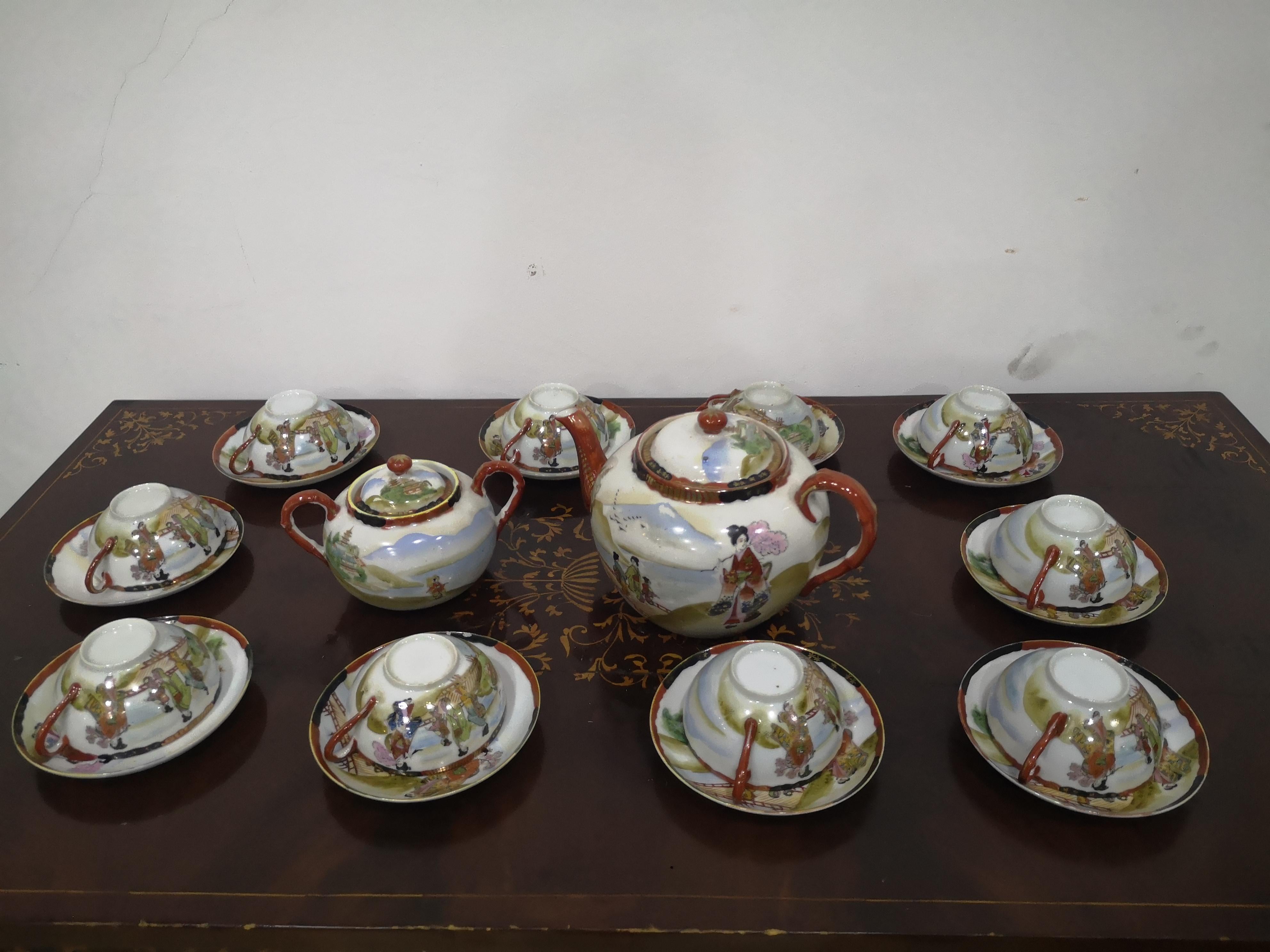 Japanese tea service for 10 in fine porcelain from the mid-19th century
Hand painted of excellent workmanship as visible in the photo
in good condition.
The service consists of:
10 cups with saucers
1 teapot
1 sugar bowl

Measures:
saucer 14 cm
cup