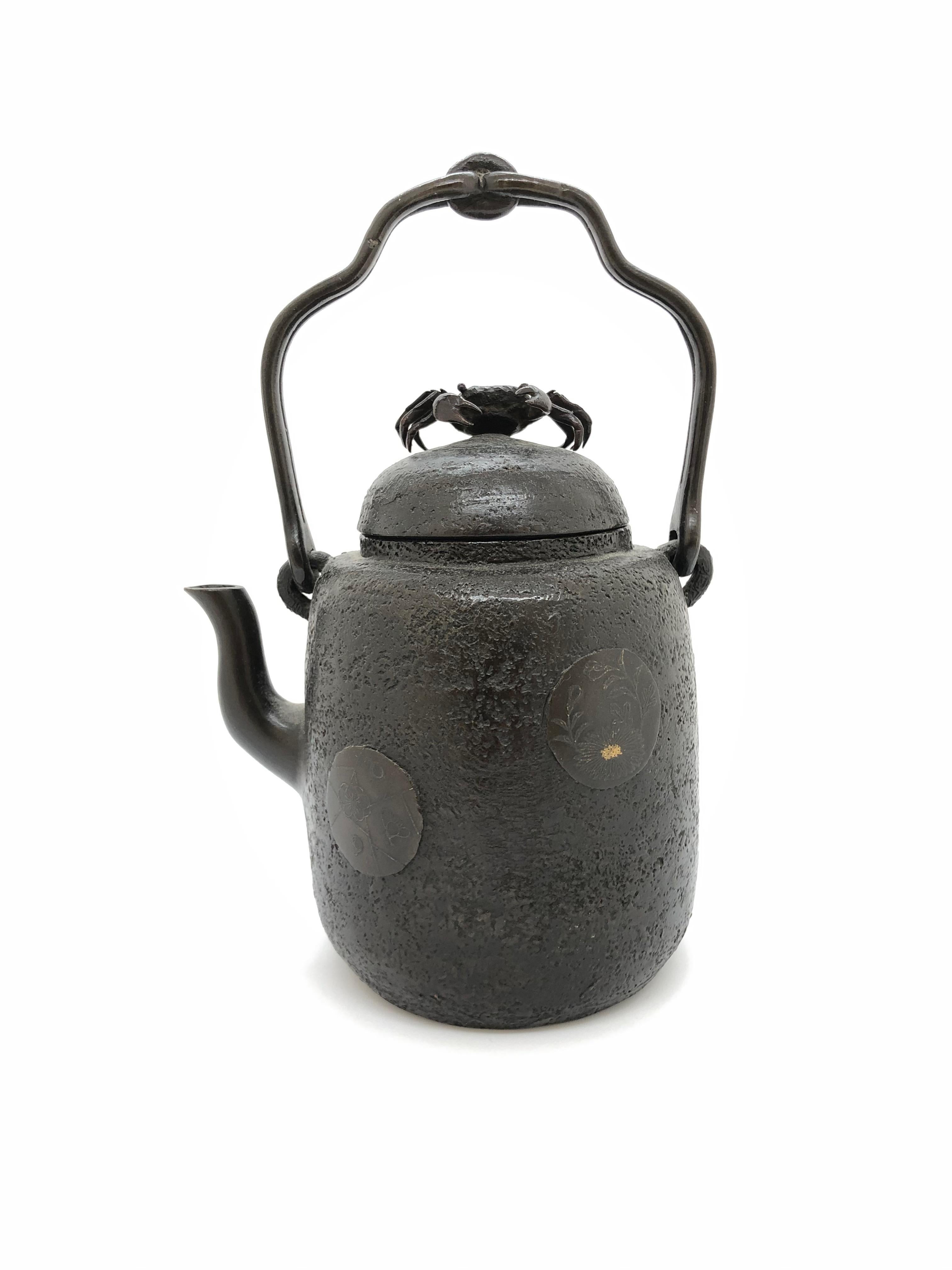 A Japanese teapot with a lid where a crab is seated, late 19th century.
