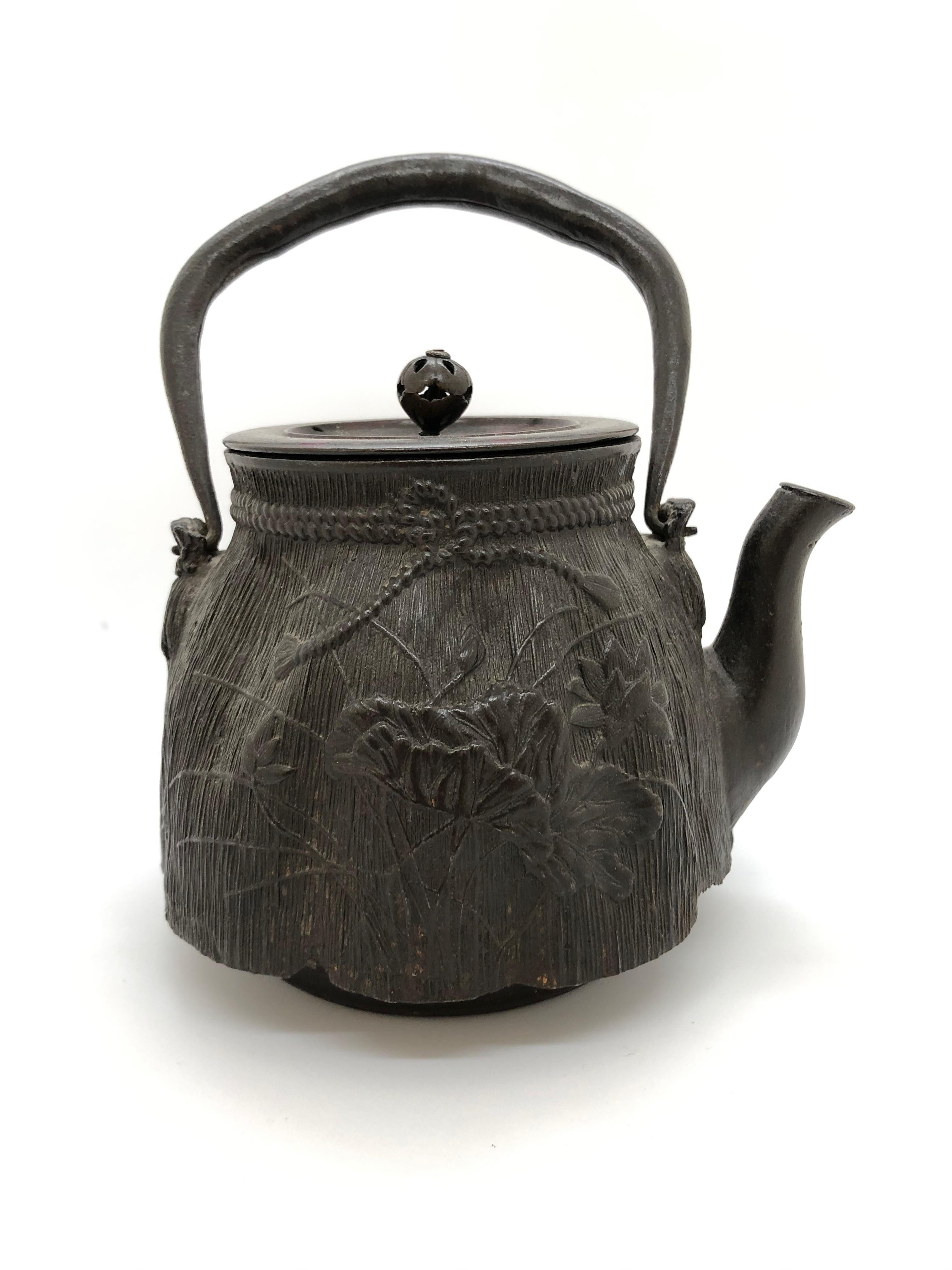 Japanese Teapot, Late 19th Century In Good Condition For Sale In Stockholm, SE