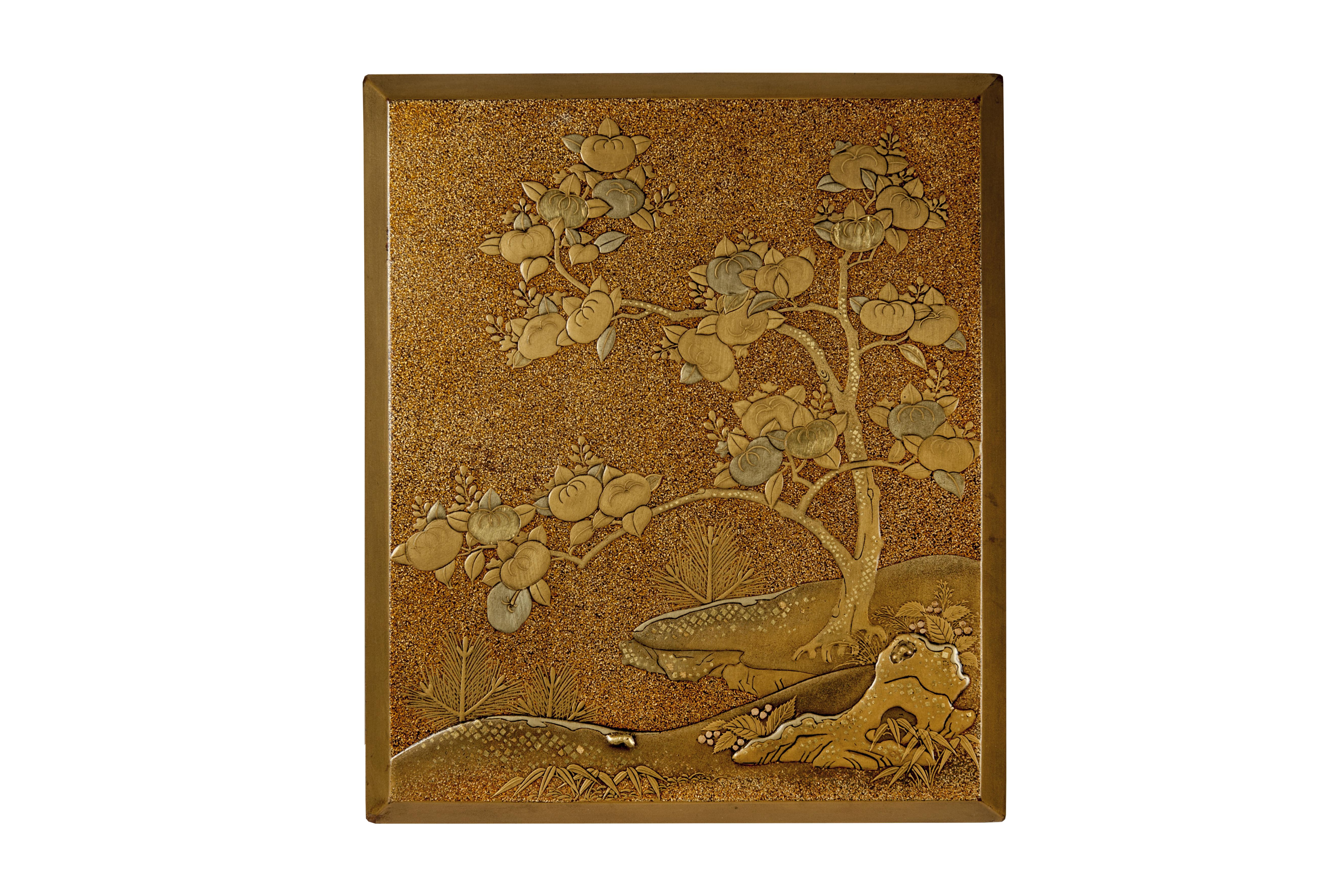 Japanese Tebako in Nashiji lacquer adorned with golden Persimon flowers For Sale 3