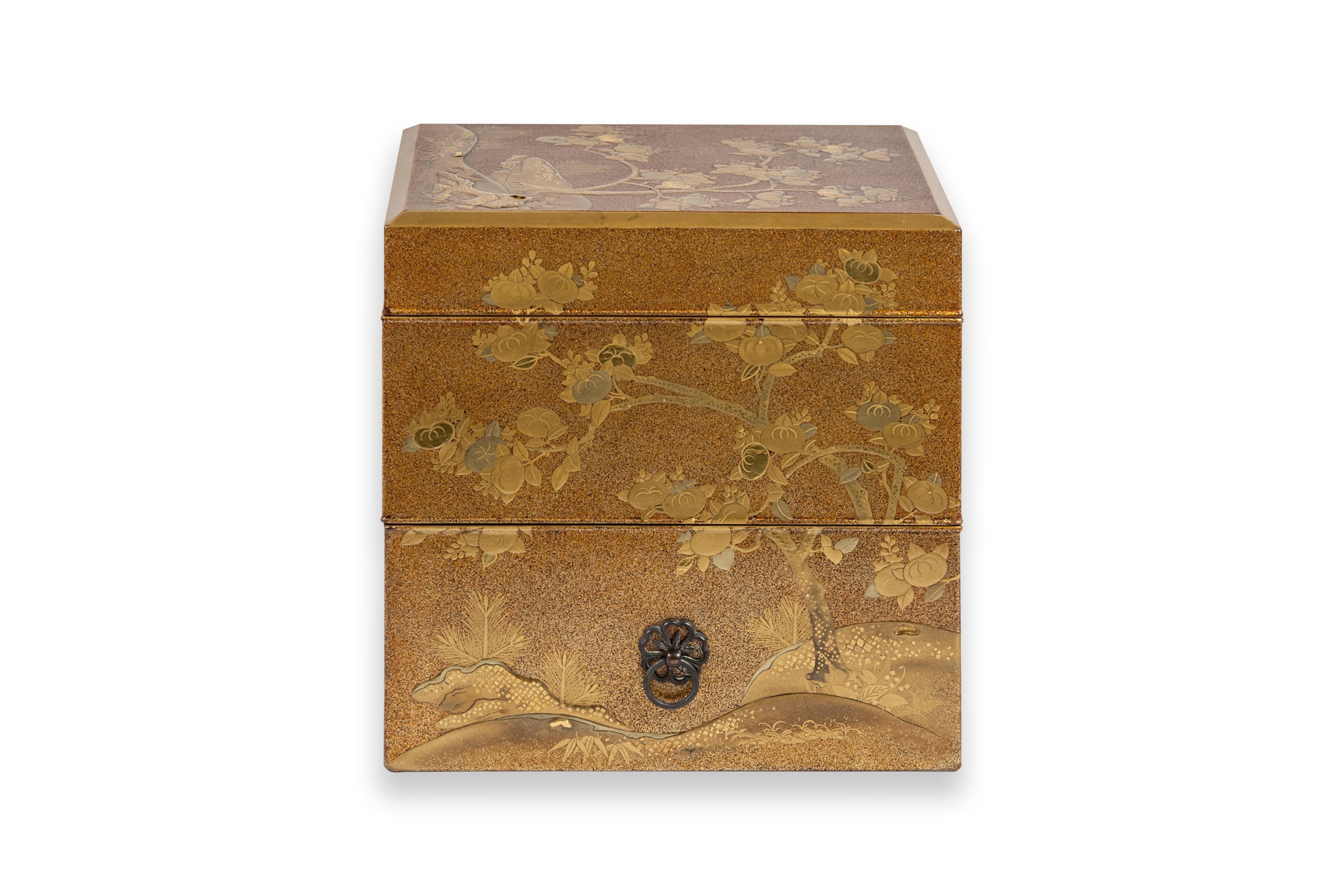 Japanese Tebako in Nashiji lacquer adorned with golden Persimon flowers For Sale 4