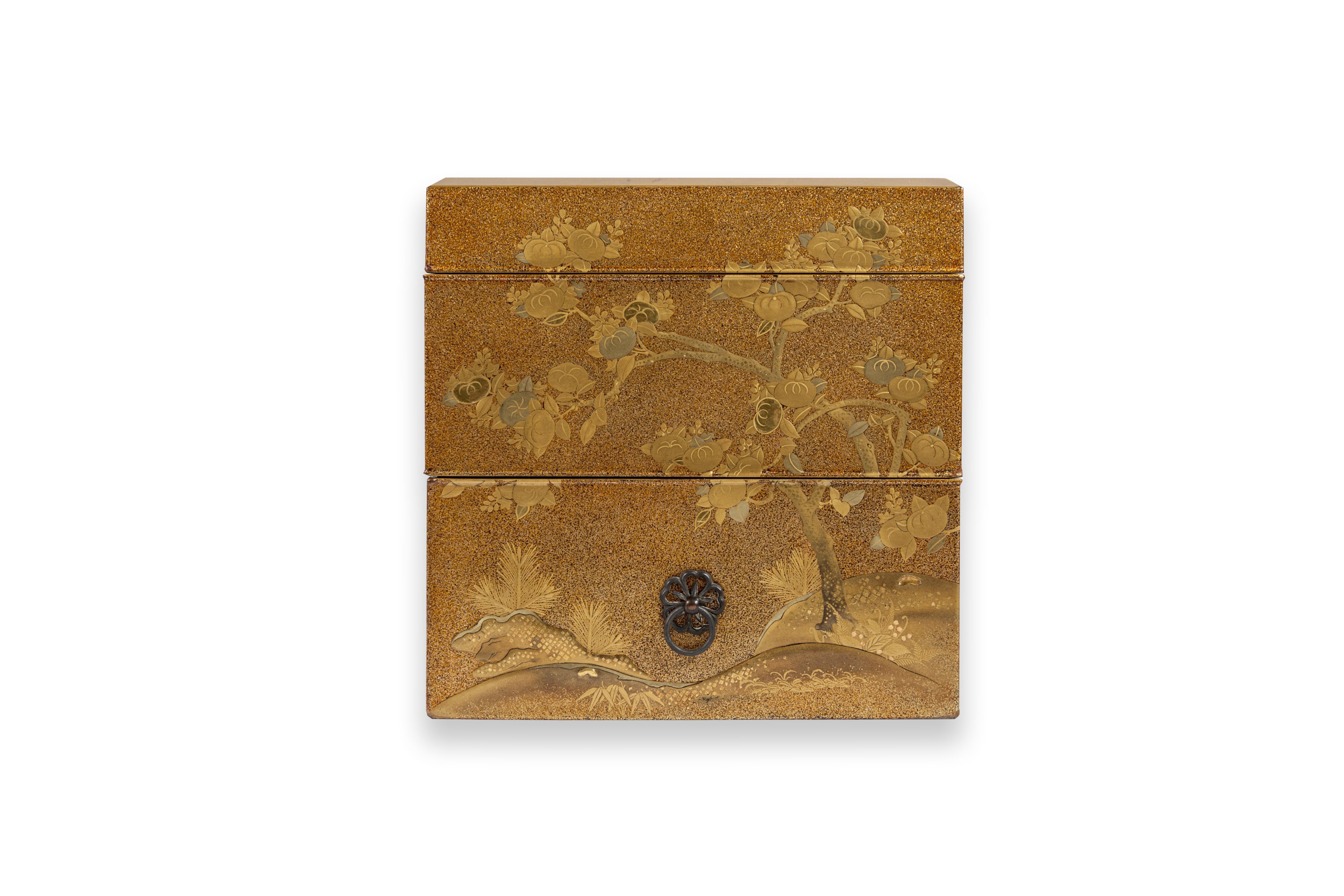 Japanese Tebako in Nashiji lacquer adorned with golden Persimon flowers For Sale 1
