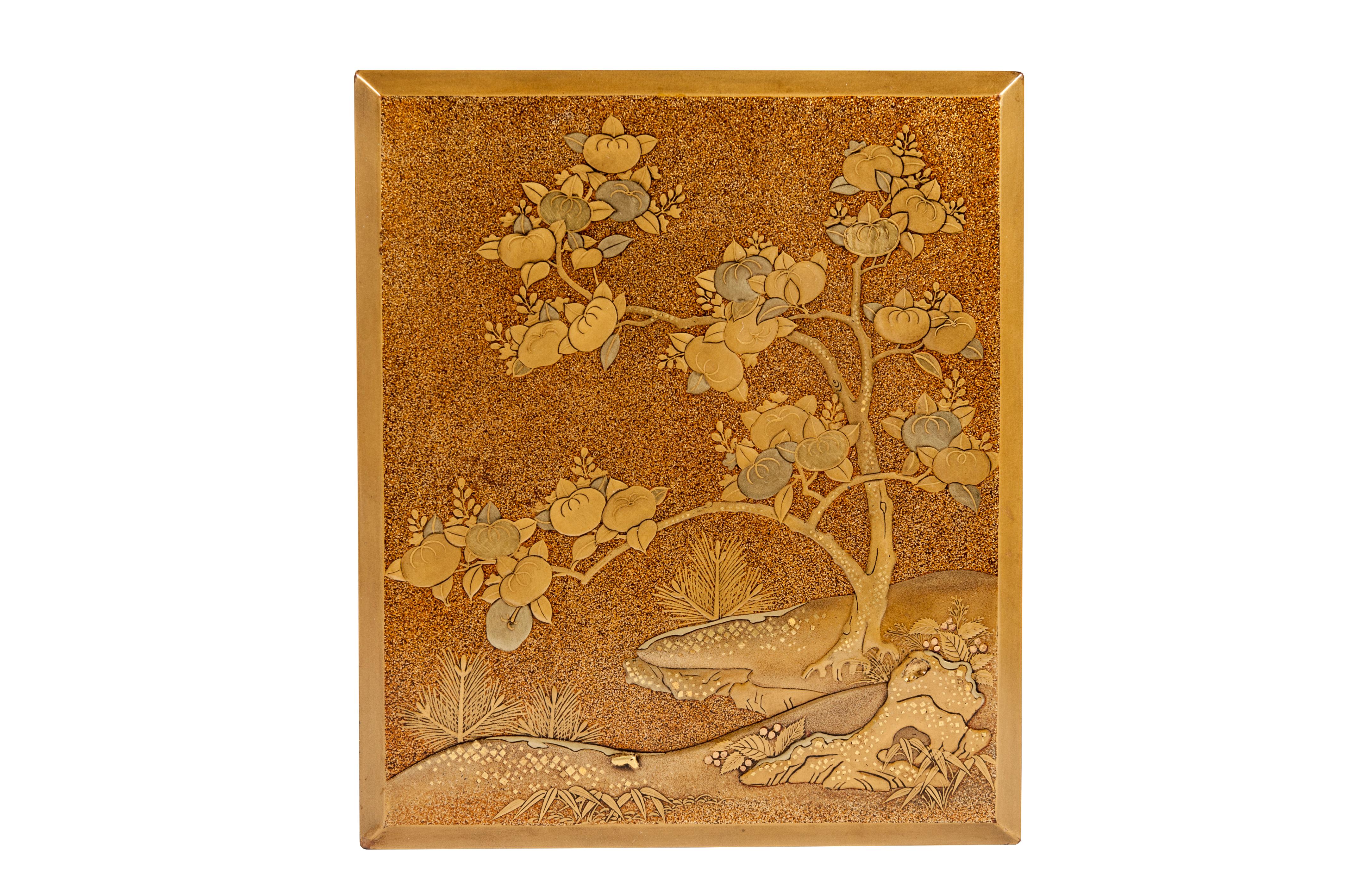 Japanese Tebako in Nashiji lacquer adorned with golden Persimon flowers For Sale 2