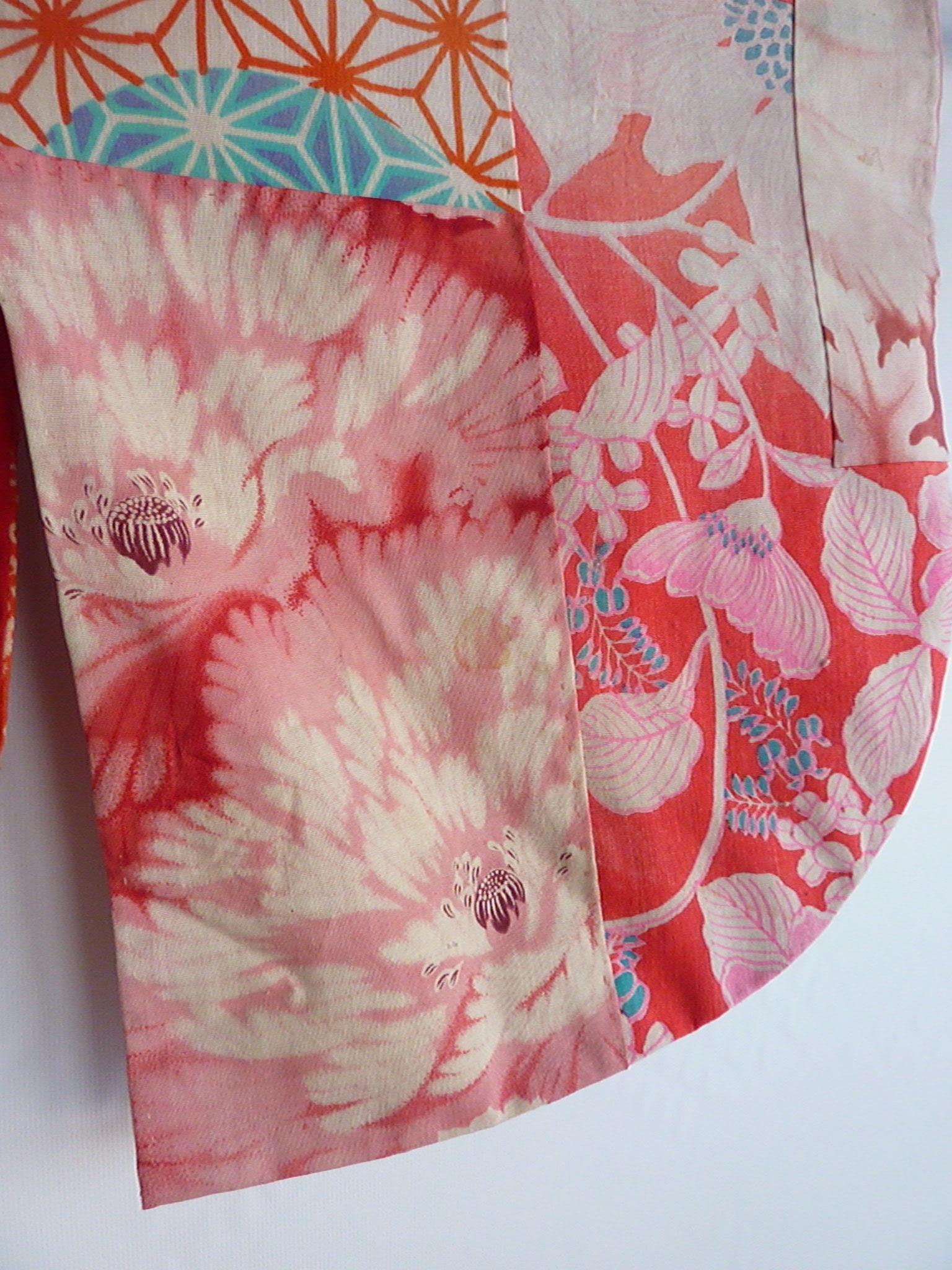Japanese teen-size red cherry blossom printed patchwork vintage Kimono  In Fair Condition In Boston, MA