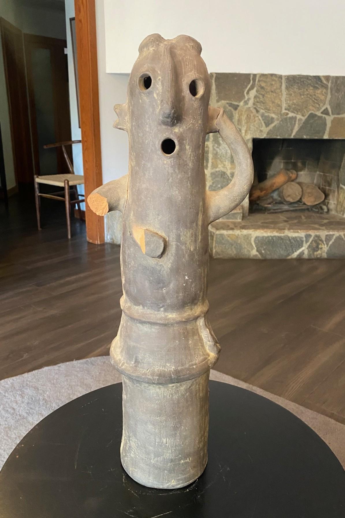 Una meravigliosa scultura rituale funeraria giapponese in terracotta, antica e antica, a corpo intero, con danza Haniwa.  Queste figure cave di grandi dimensioni (alcune erano a grandezza naturale) venivano realizzate per l'élite giapponese e
