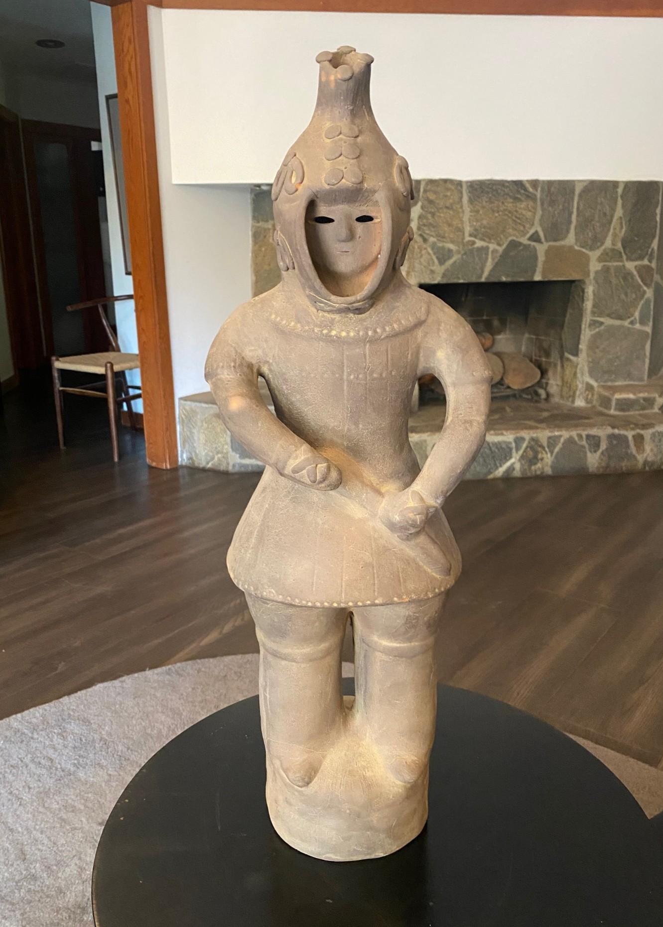 Una meravigliosa scultura di guerriero Haniwa in terracotta antica e antica, realizzata come funerale rituale giapponese.  Queste figure cave di grandi dimensioni (alcune erano a grandezza naturale) venivano realizzate per l'élite giapponese e