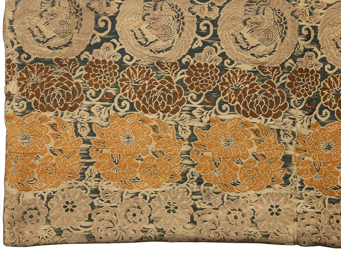 Dieses japanische Textil mit den beeindruckenden Maßen 409 x 69 cm ist ein atemberaubendes Beispiel für komplizierte japanische Handwerkskunst, das wahrscheinlich als dekoratives Stück oder für zeremonielle Zwecke gedacht war. Das Textil zeigt ein