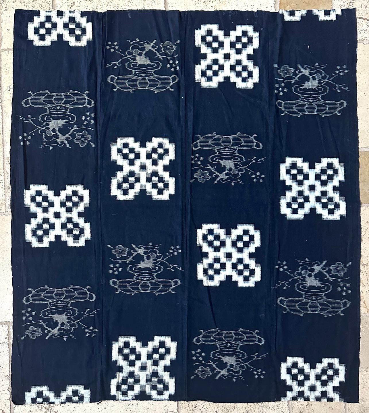 Panneau textile japonais en coton tissé à motif blanc sur fond indigo, vers 1900-20s (fin de la période Meiji à Whiting). Le panneau était relié par quatre bandes verticales et était traditionnellement utilisé pour fabriquer le Futonji (couverture