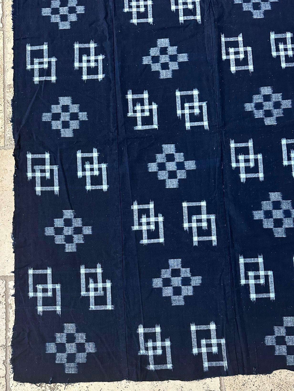 Doppelter Ikat Kasuri Futon-Teppich mit japanischem Textilverkleidung (Japanisch) im Angebot