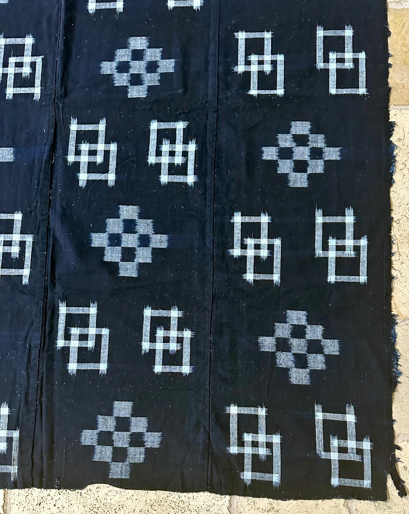Doppelter Ikat Kasuri Futon-Teppich mit japanischem Textilverkleidung im Zustand „Gut“ im Angebot in Atlanta, GA