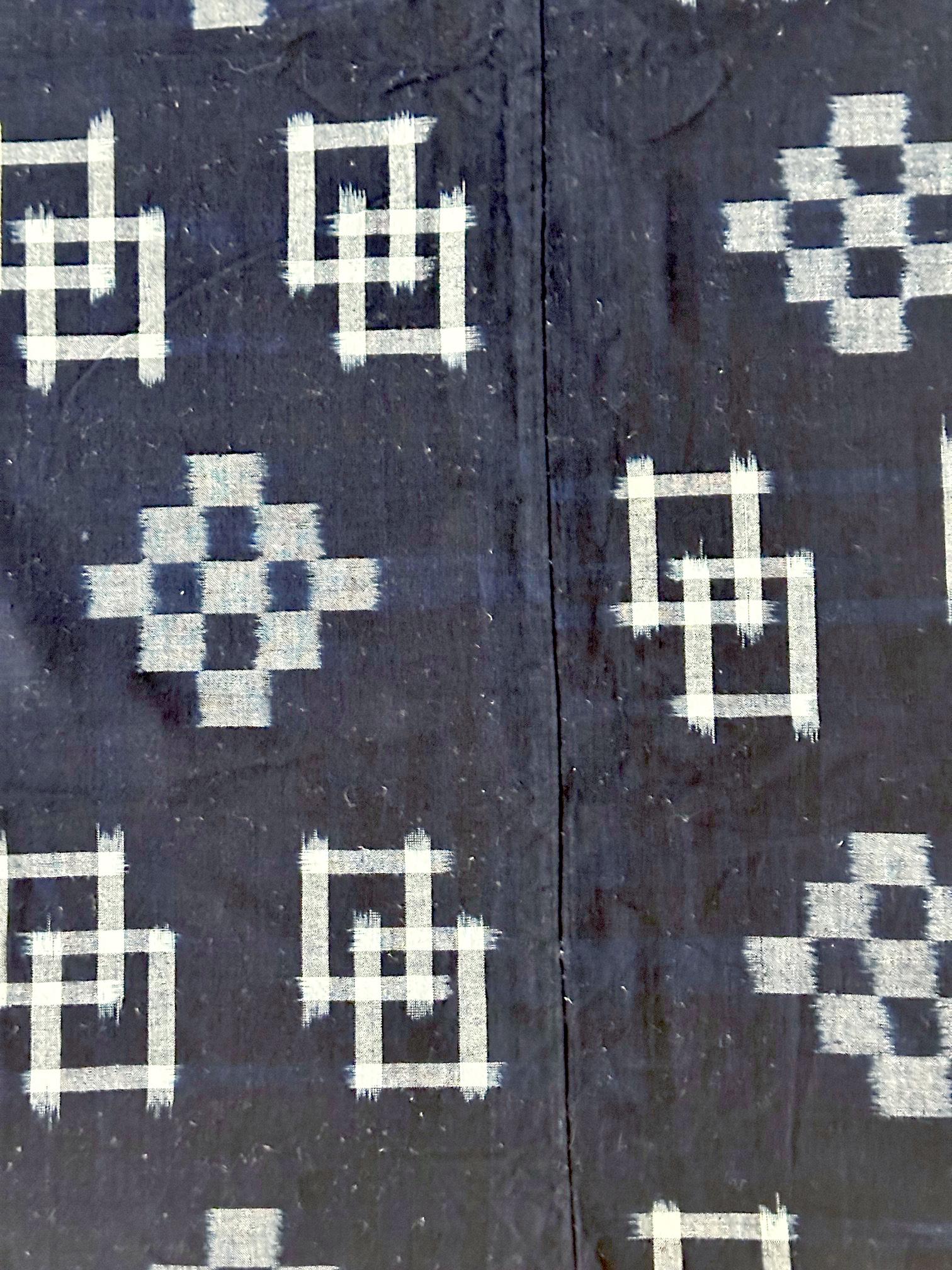 Doppelter Ikat Kasuri Futon-Teppich mit japanischem Textilverkleidung (20. Jahrhundert) im Angebot