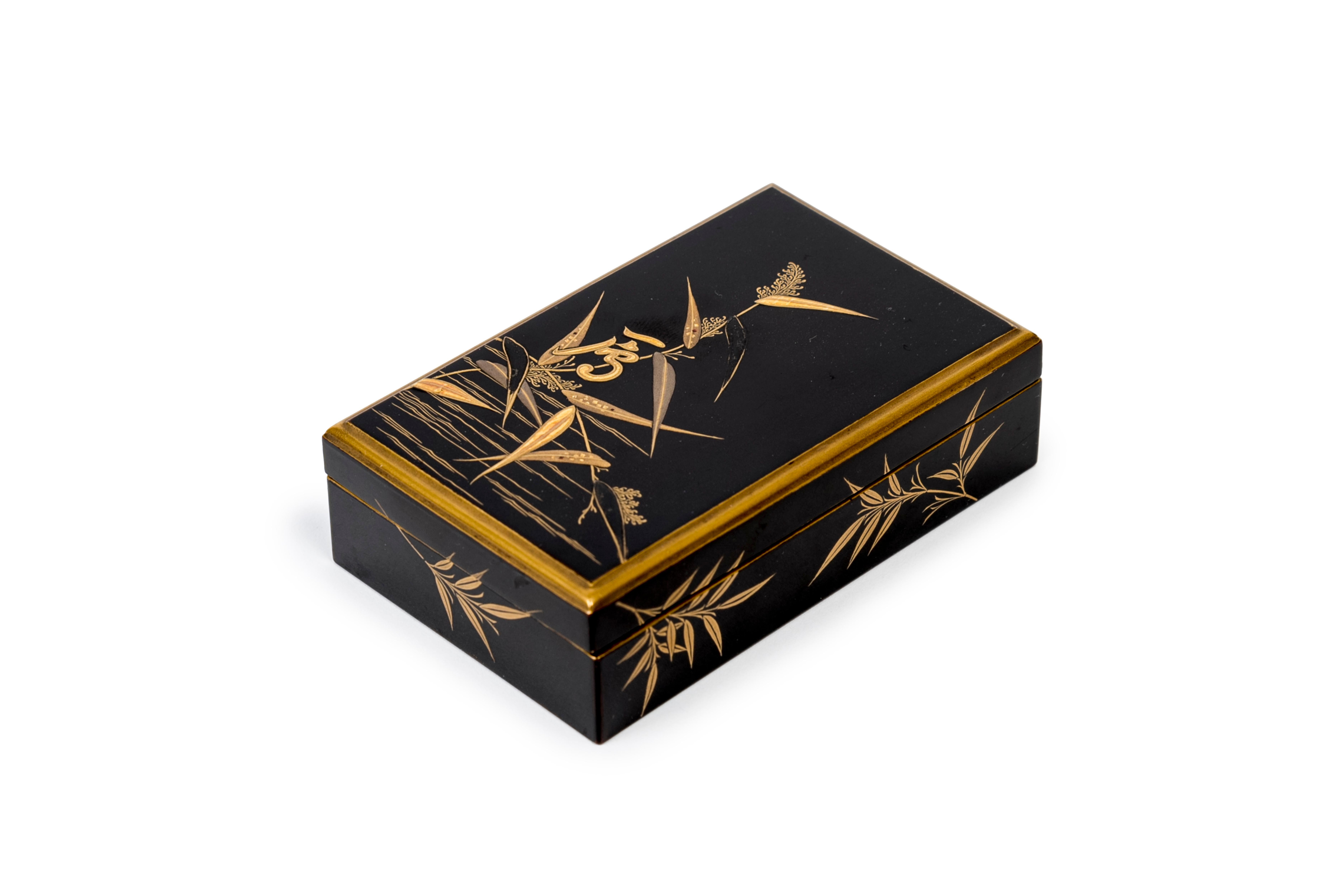 Minuscule suzuribako (écritoire) en laque hiramaki-e noire et dorée avec décor de plantain d'eau (Alisma plantago-acquatica). Intérieur en laque nashi-ji, avec un gobelet d'eau rectangulaire et un pinceau rétractable. 

Japon - ère Meiji
