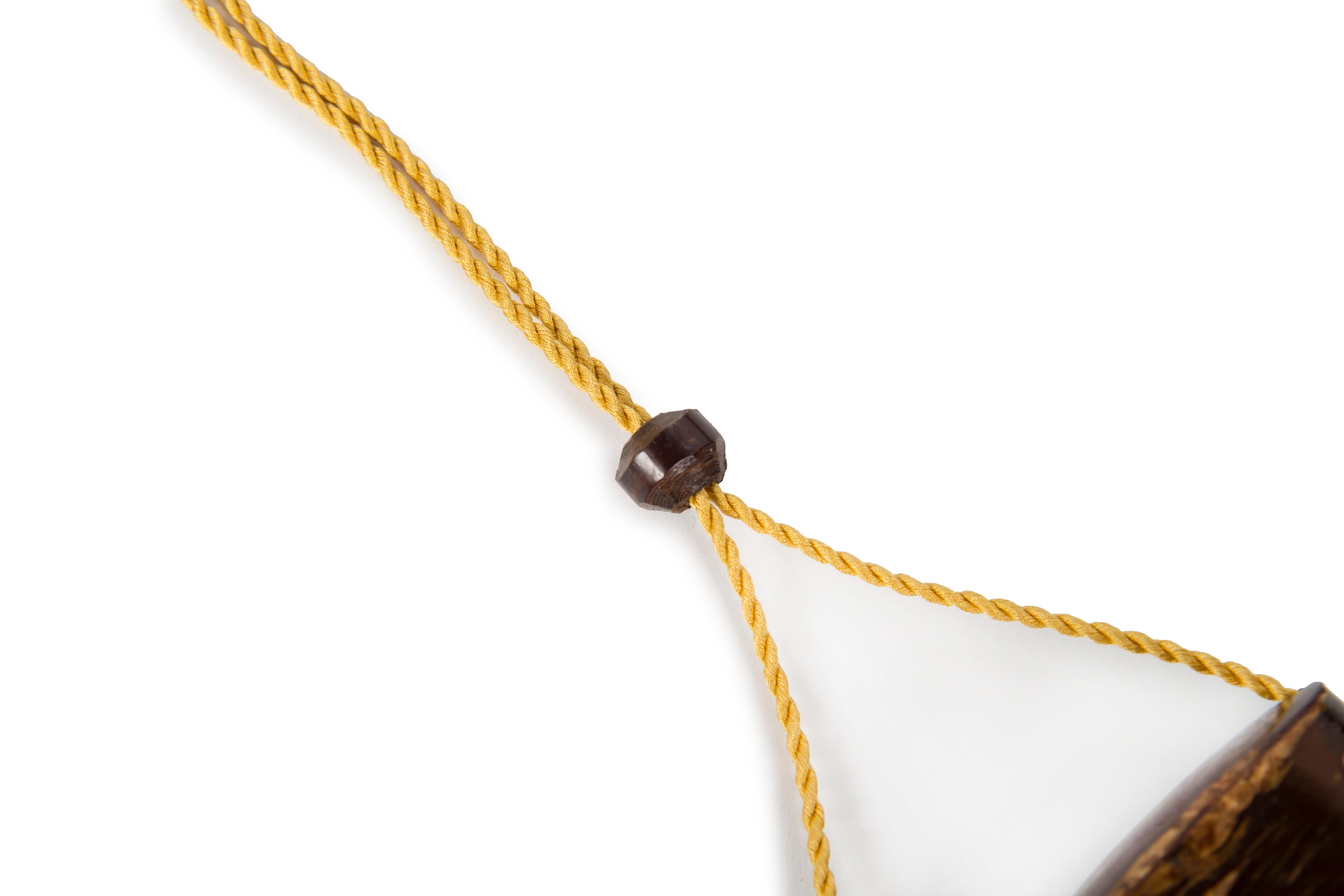 Un ensemble assorti composé d'un inrō et d'un porte-pipe (kiseru) façonnés de manière à former un kiserusu. Cette pièce a été réalisée en utilisant le chazutsu (ou Kabazaiku), une technique qui consiste à appliquer de fines feuilles de placage