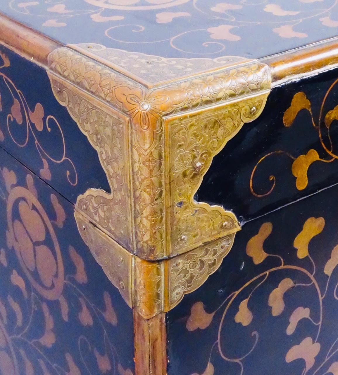 Cofre Nupcial Japonés Tokugawa Lacado, Siglo XVII Dorado