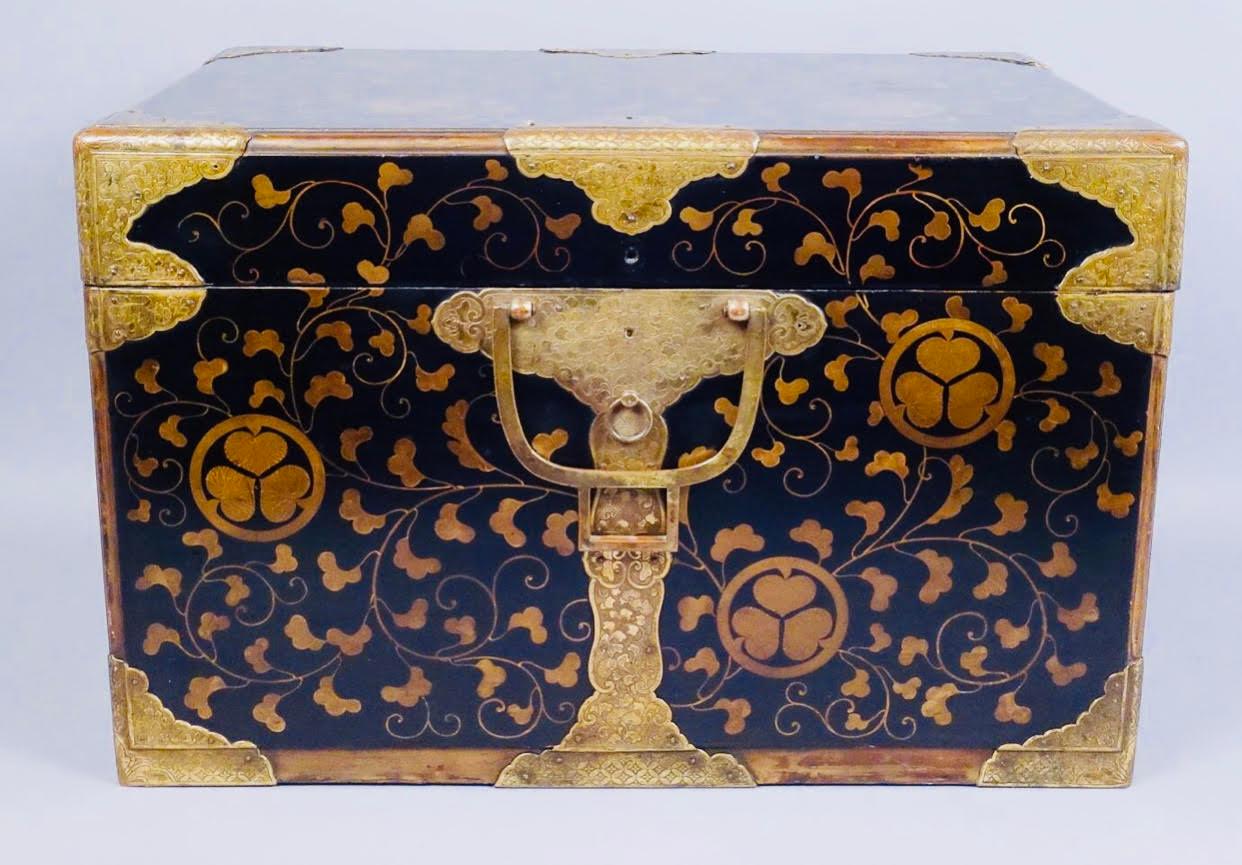 Japanese Tokugawa Lacquered Wedding Chest, 17th Century In Good Condition For Sale In New York, NY