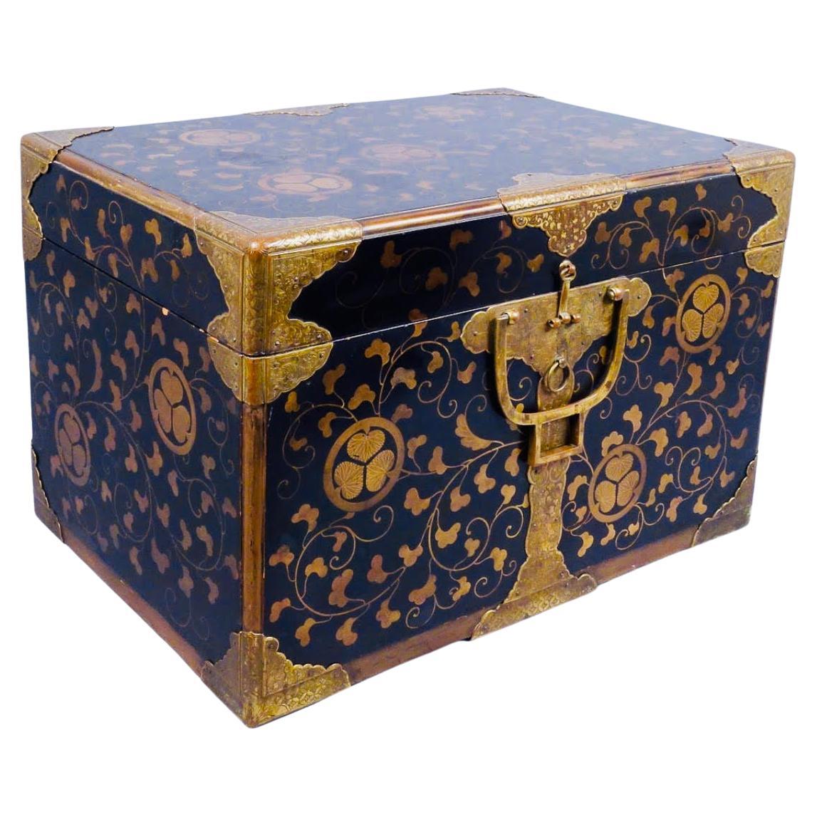 Japanese Tokugawa Lacquered Wedding Chest, 17th Century For Sale