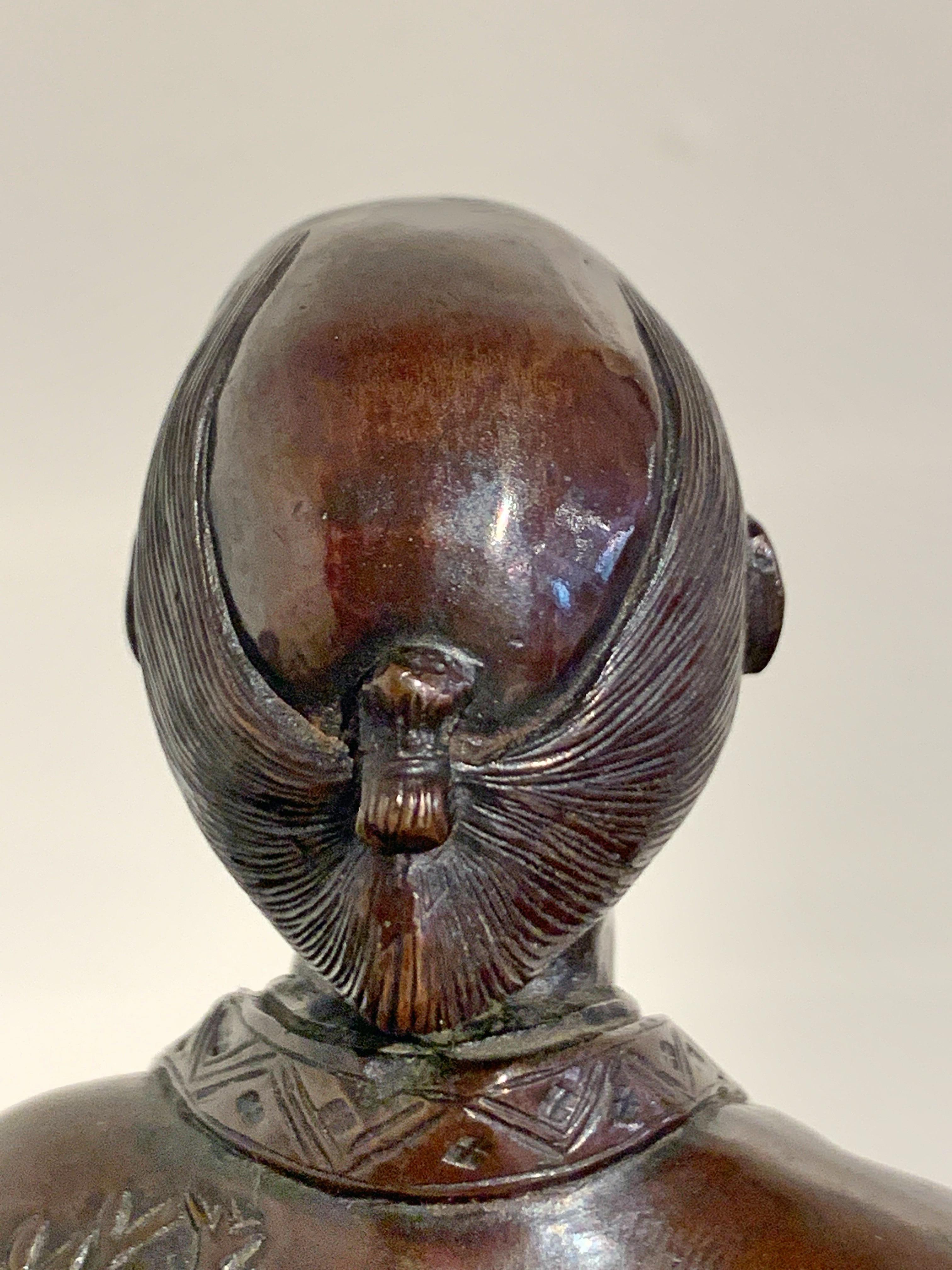 Okimono en bronze d'une école japonaise de Tokyo représentant un fermier, période Meiji en vente 3