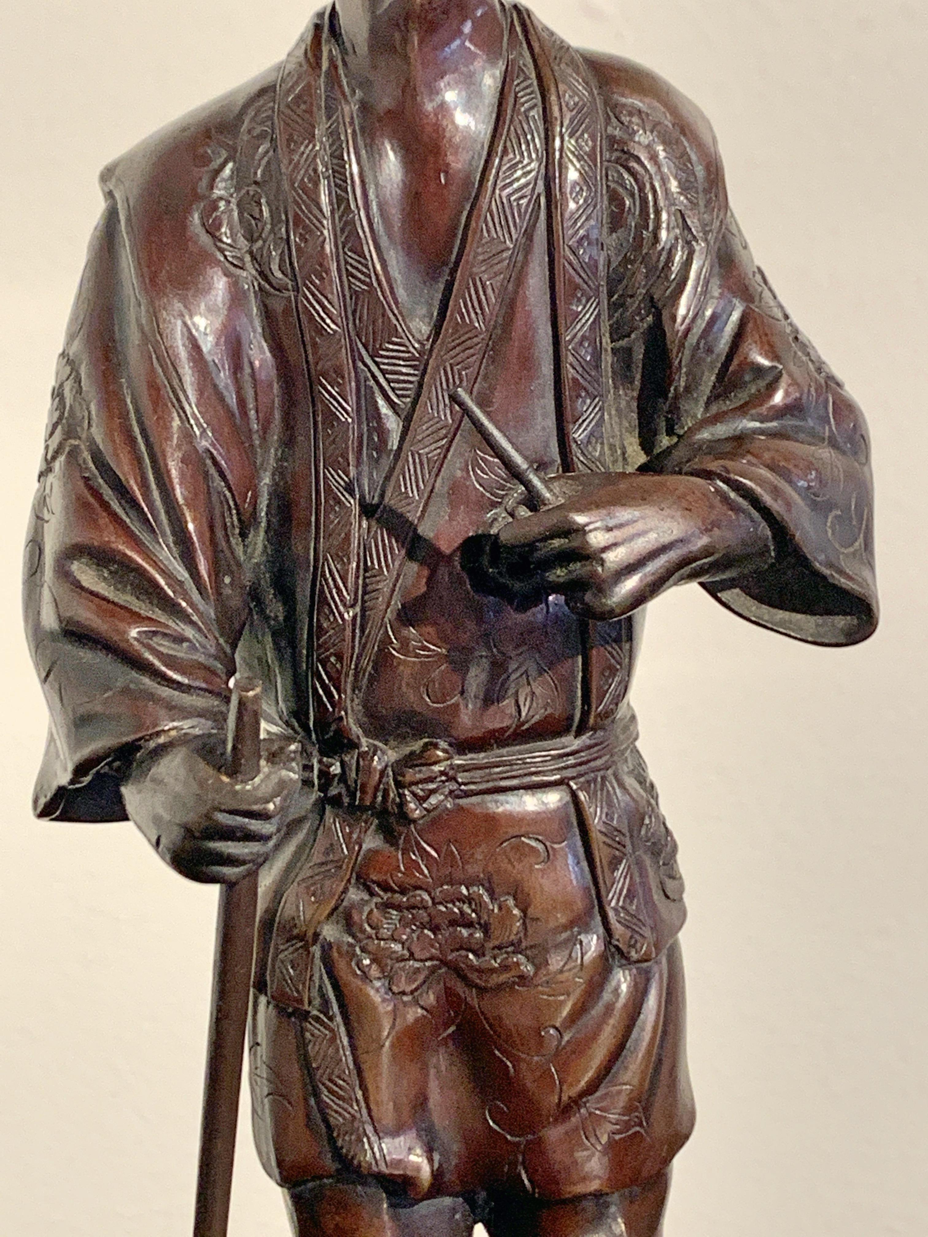 Okimono en bronze d'une école japonaise de Tokyo représentant un fermier, période Meiji en vente 5