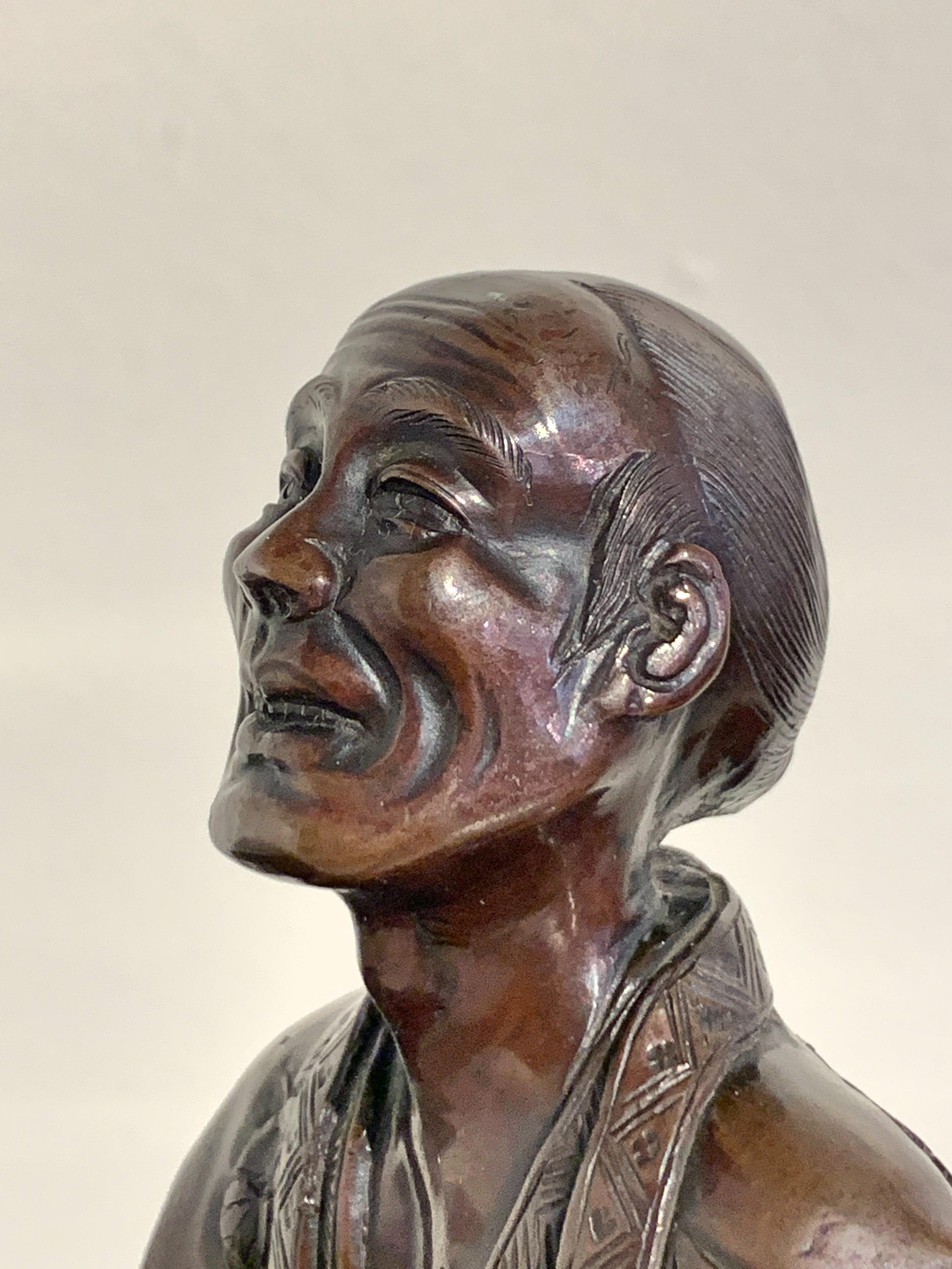 Okimono en bronze d'une école japonaise de Tokyo représentant un fermier, période Meiji en vente 2
