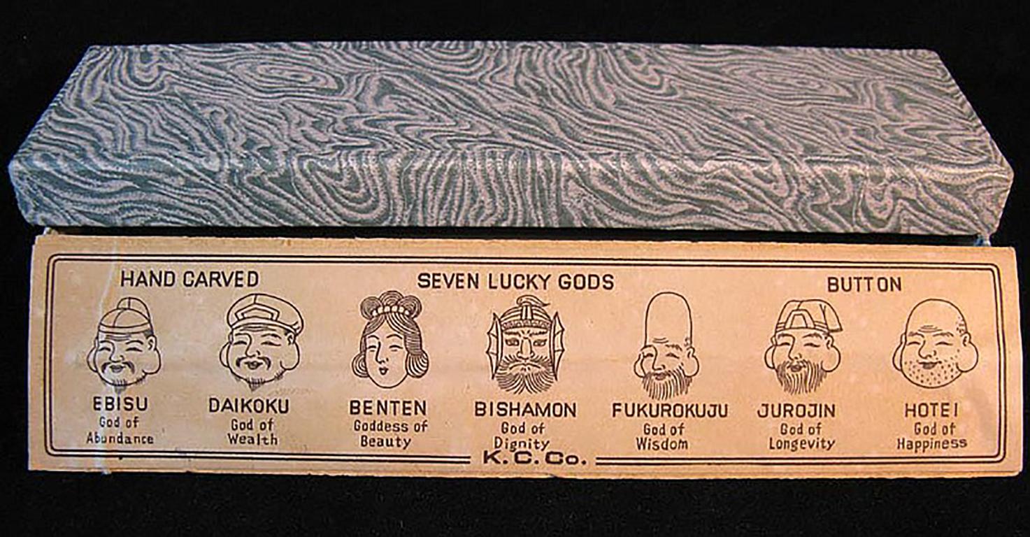 Japanese Toshikane Ari 7 Lucky Gods 18 Karat Gold Porcelain Bracelet circa 1940s 3