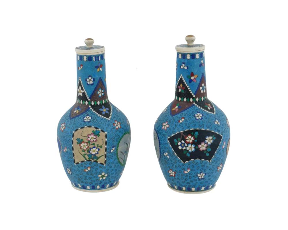 Un par de botellas japonesas cubiertas de esmalte Totai sobre porcelana. Las piezas están esmaltadas con medallones figurados polícromos que representan flores en flor rodeadas de motivos florales, de follaje y geométricos sobre un fondo de color