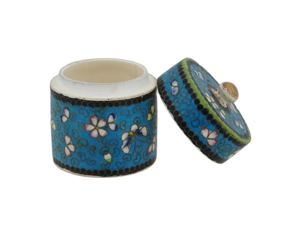 Caja japonesa Totai de esmalte cloisonné sobre porcelana Meiji en venta
