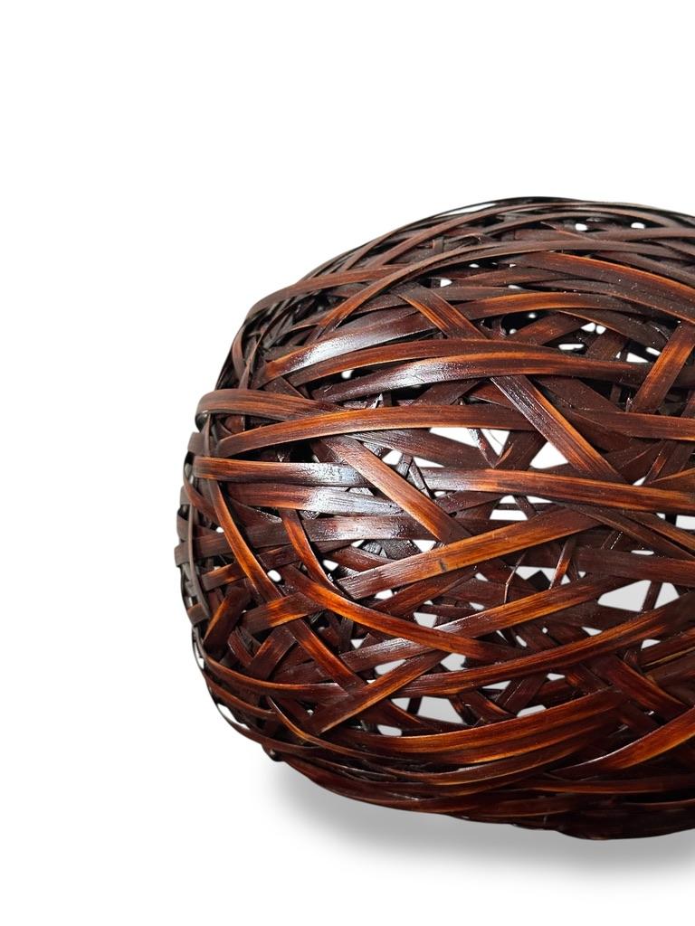Hand-Woven Japanese Touch-Activated Bamboo Sphere Lamp on Lacquered Base (Late 20th Century For Sale