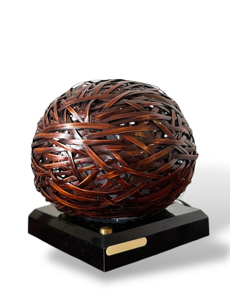 Japanese Touch-Activated Bamboo Sphere Lamp on Lacquered Base (Late 20th Century For Sale 2