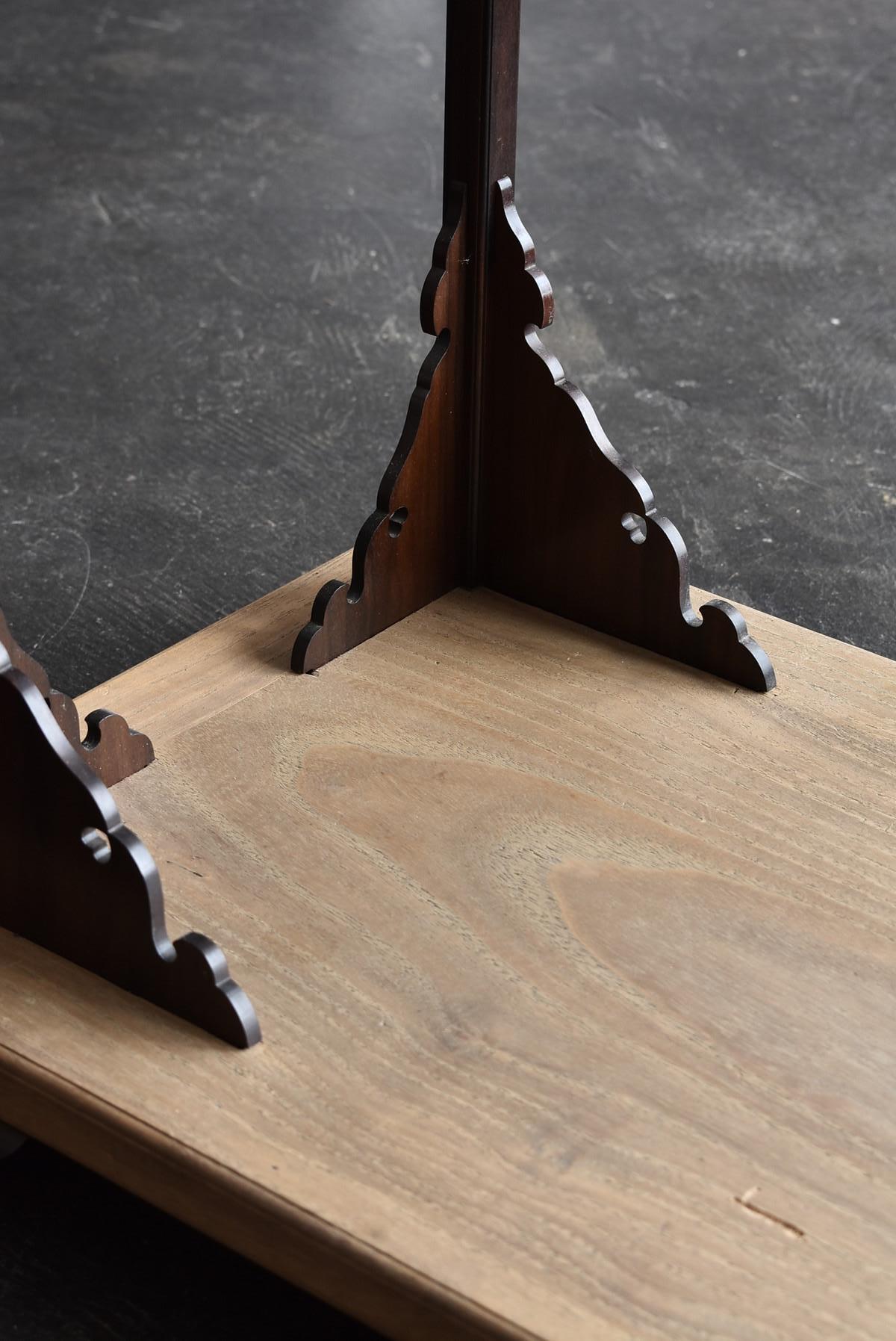 Support d'exposition de design traditionnel japonais / Étagères en bois antique japonaises en vente 2