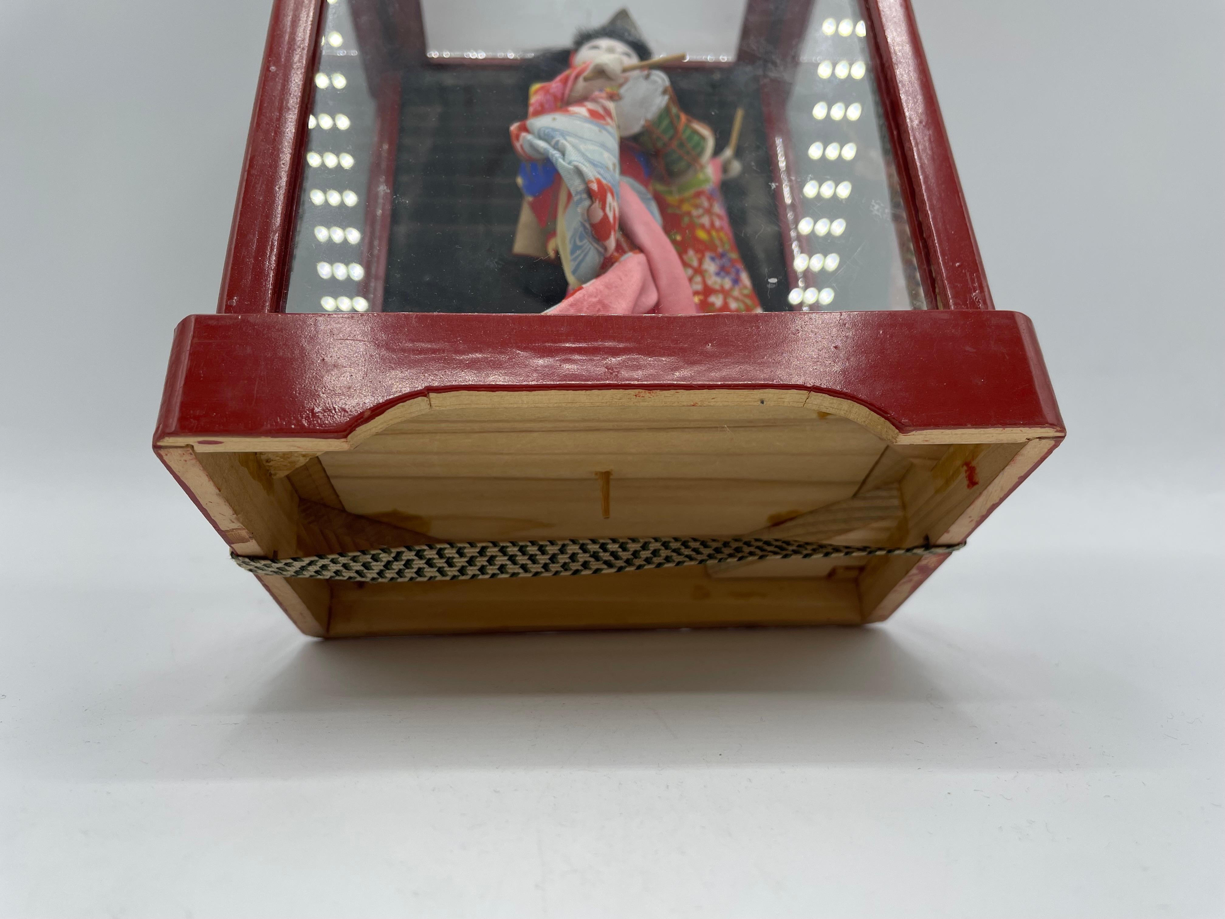 Fin du 20e siècle Poupée traditionnelle japonaise dans une boîte des années 1970   en vente