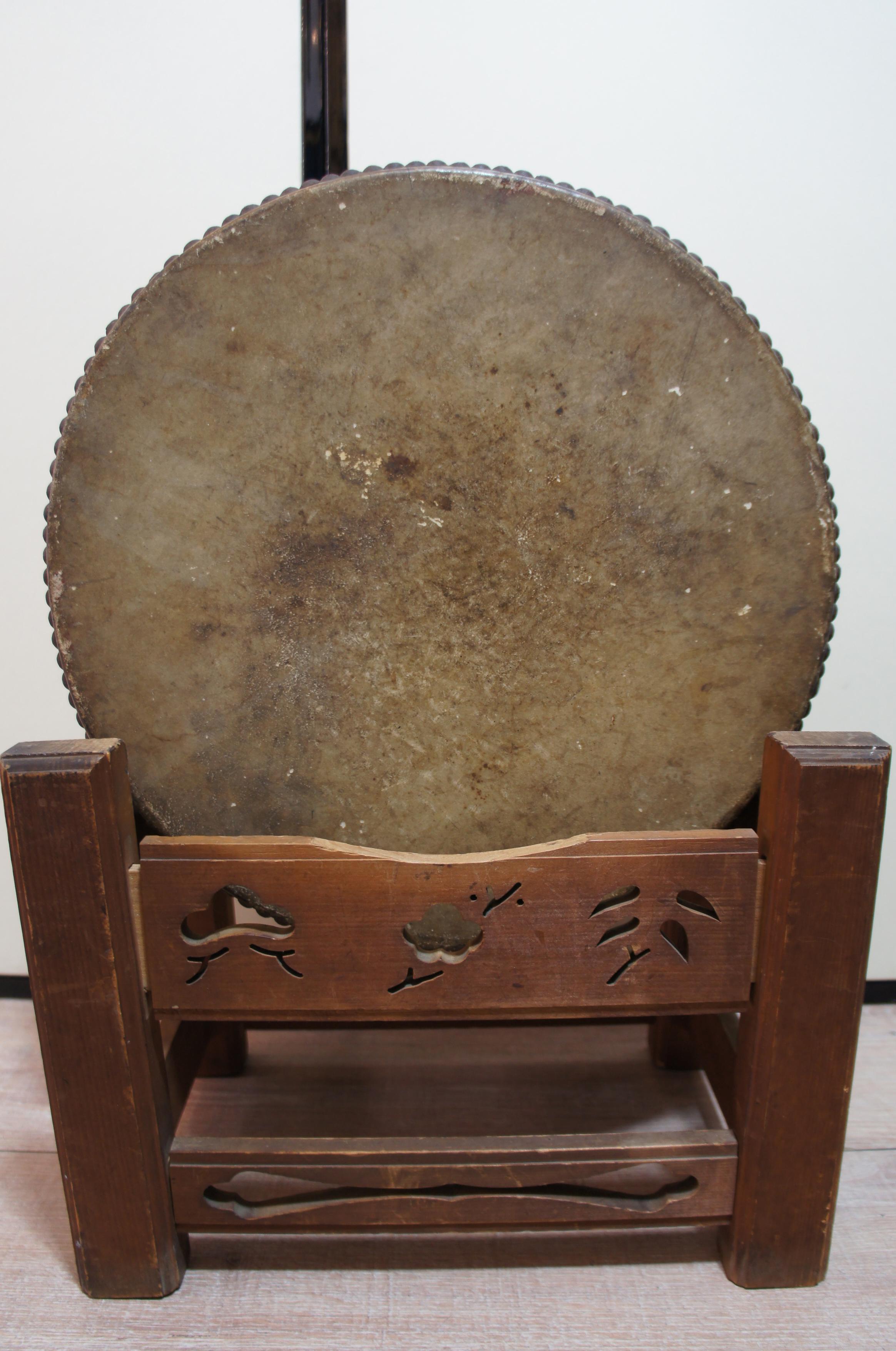 Beautiful grained keyaki wood flat drum with iron handles and iron tacks.
This Hira Taiko is Japanese traditional flat drum for the festival. The skin is made of buffalo’s hide.
It had been made by 