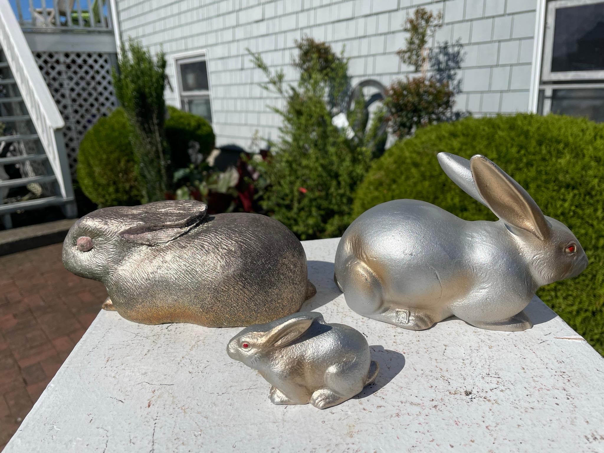 Family japonaise de trois lapins de jardin, Usagi Bon état - En vente à South Burlington, VT