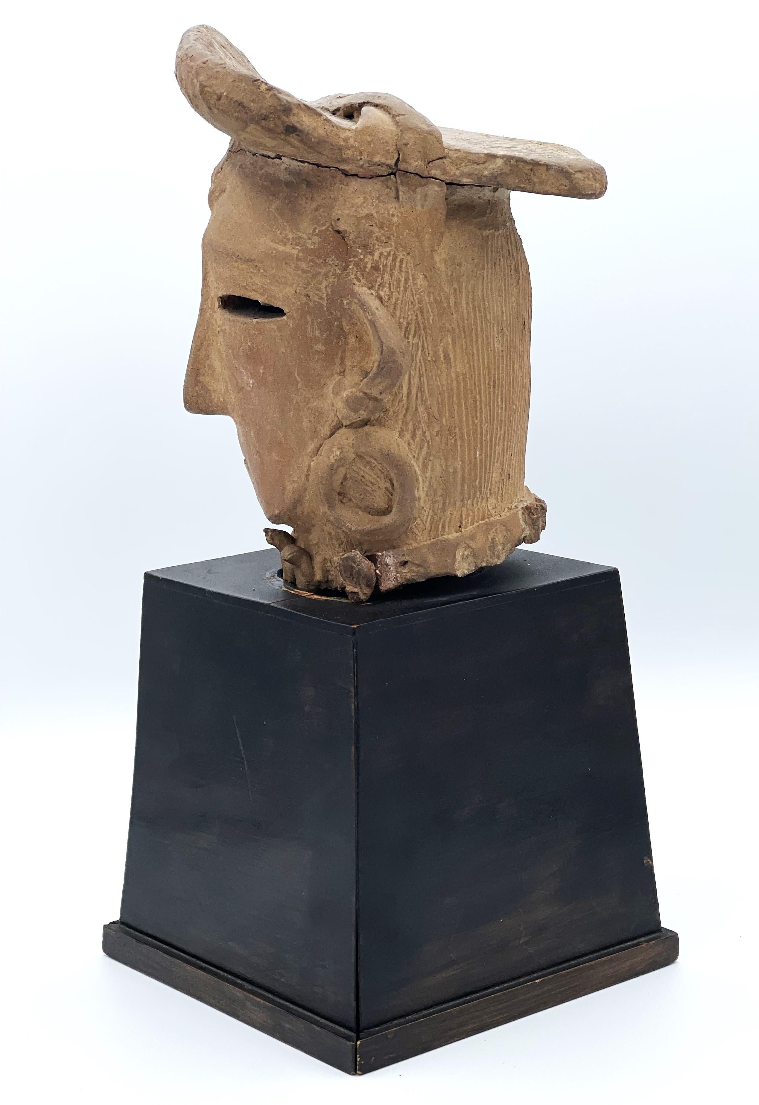 Haniwa in terracotta invecchiata giapponese del periodo Tumulus, testa di donna, 3°/4° secolo                                       

Periodo dei Tumuli (ADS 250-552) 
Haniwa significa 
